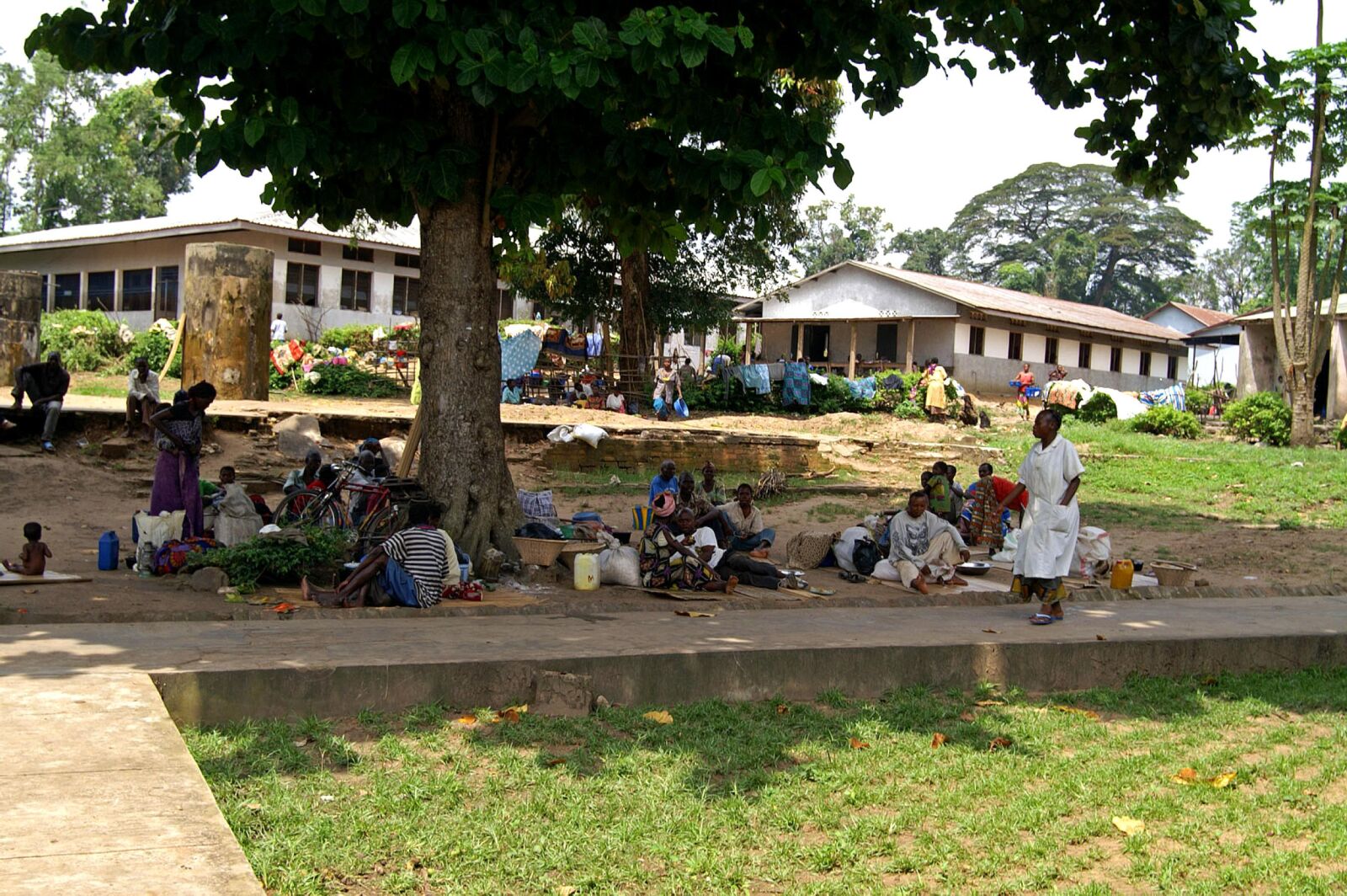 KONICA MINOLTA MAXXUM 7D sample photo. Families, patients, await, relatives photography