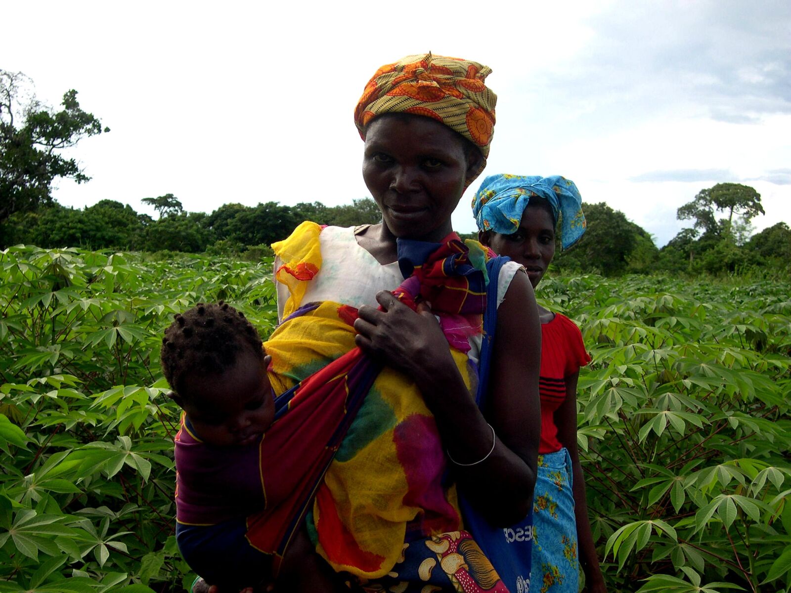 Nikon E4300 sample photo. Portrait, women, mozambique, children photography