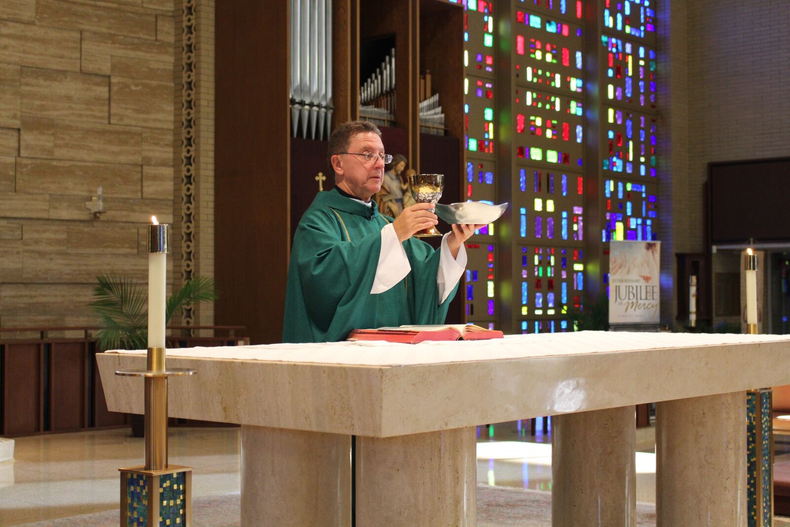 Canon EOS 700D (EOS Rebel T5i / EOS Kiss X7i) sample photo. Priest, catholic, mass photography
