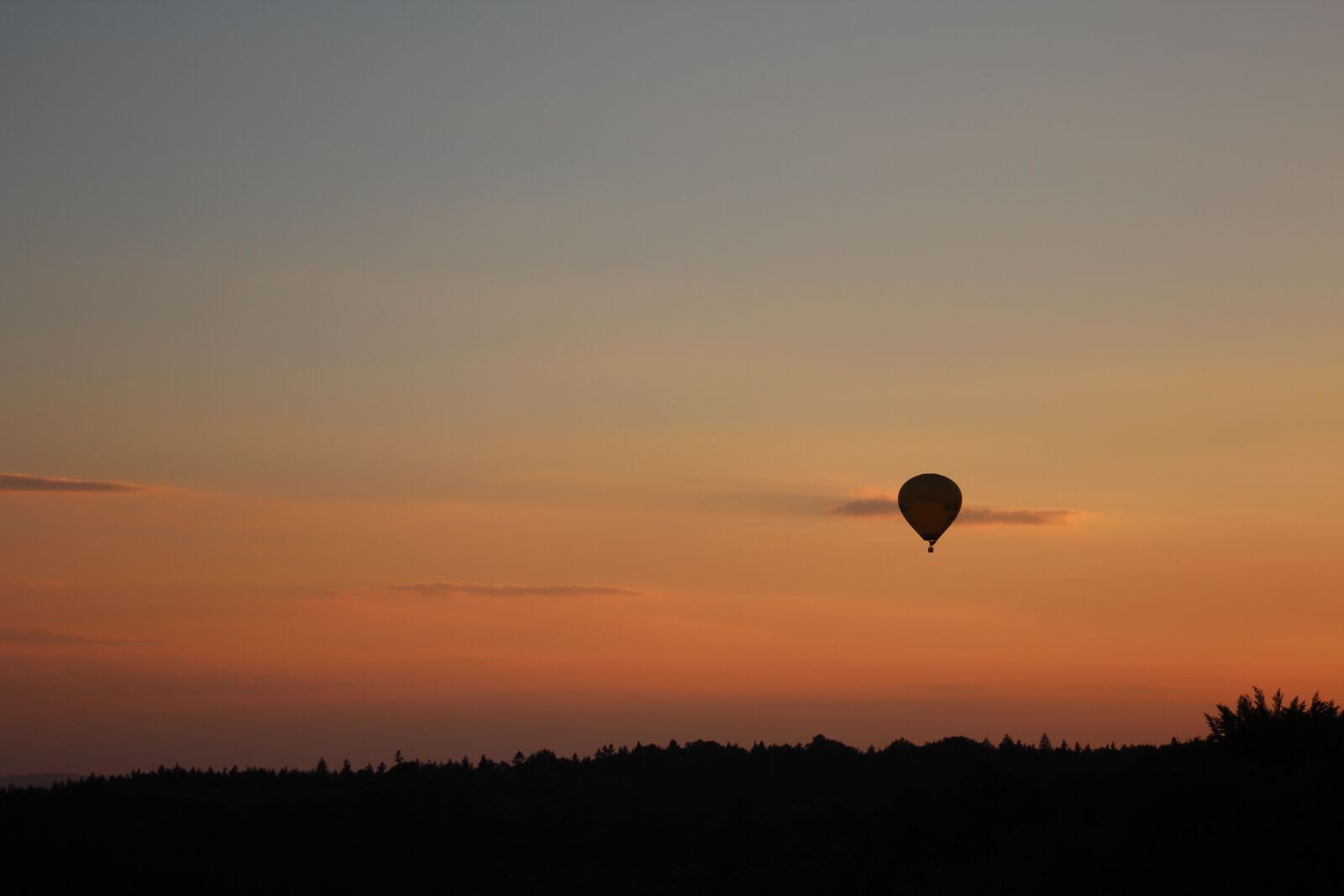 Canon EOS 600D (Rebel EOS T3i / EOS Kiss X5) + Canon EF 28-80mm f/3.5-5.6 sample photo. Sunset, balloon, hot air photography
