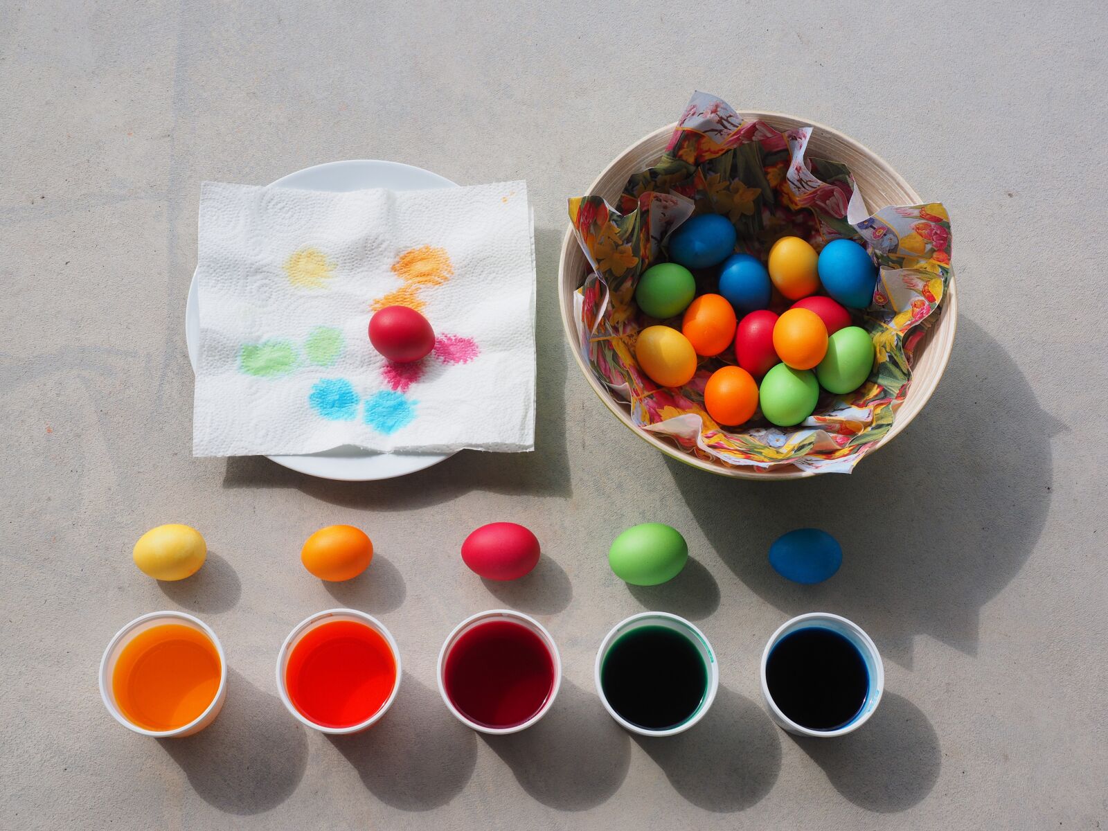 Olympus OM-D E-M1 + Olympus M.Zuiko Digital ED 12-40mm F2.8 Pro sample photo. Color, easter eggs, osterkorb photography