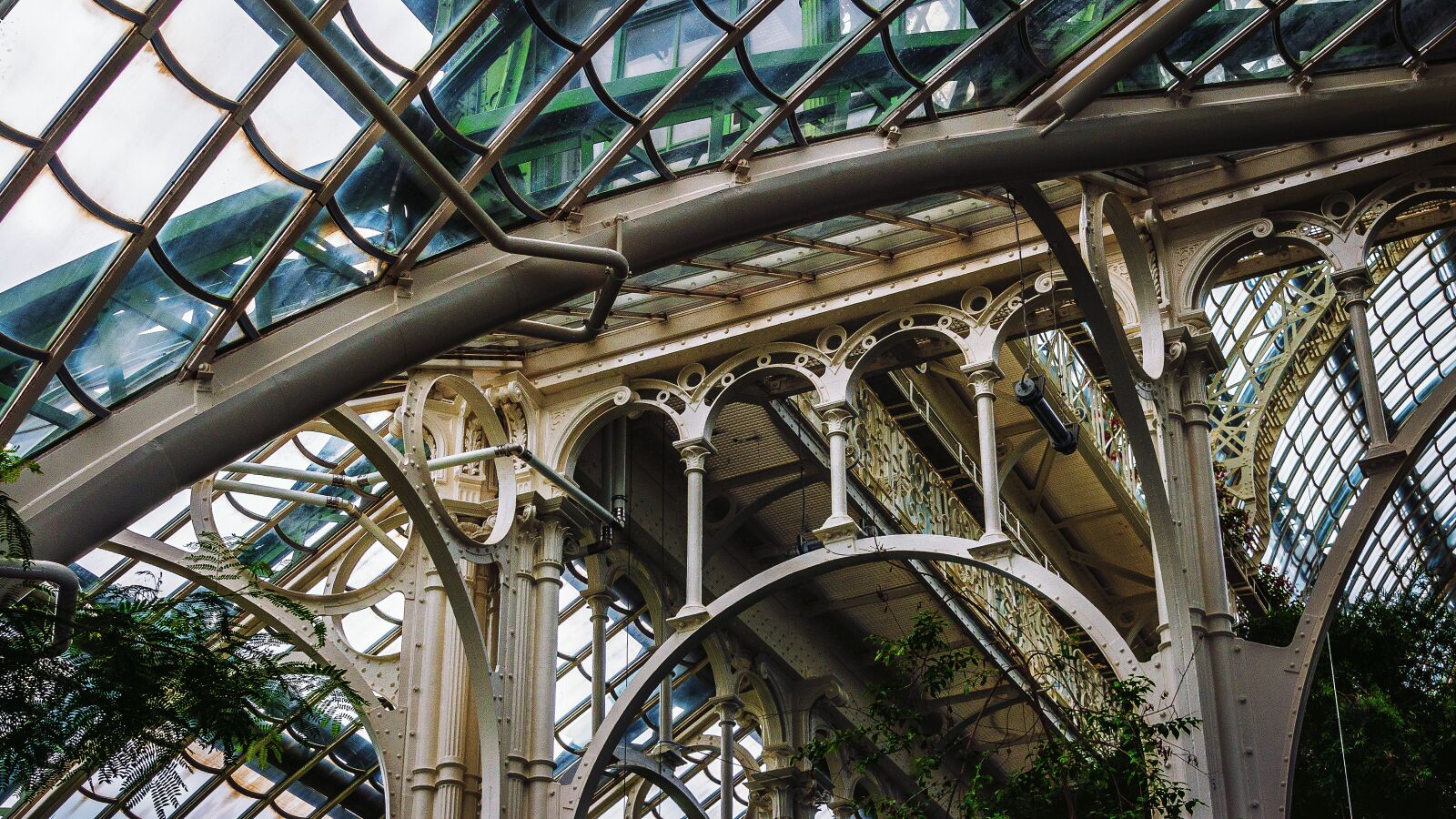 Sony SLT-A77 + DT 18-270mm F3.5-6.3 SSM sample photo. Architecture, glass, steel photography