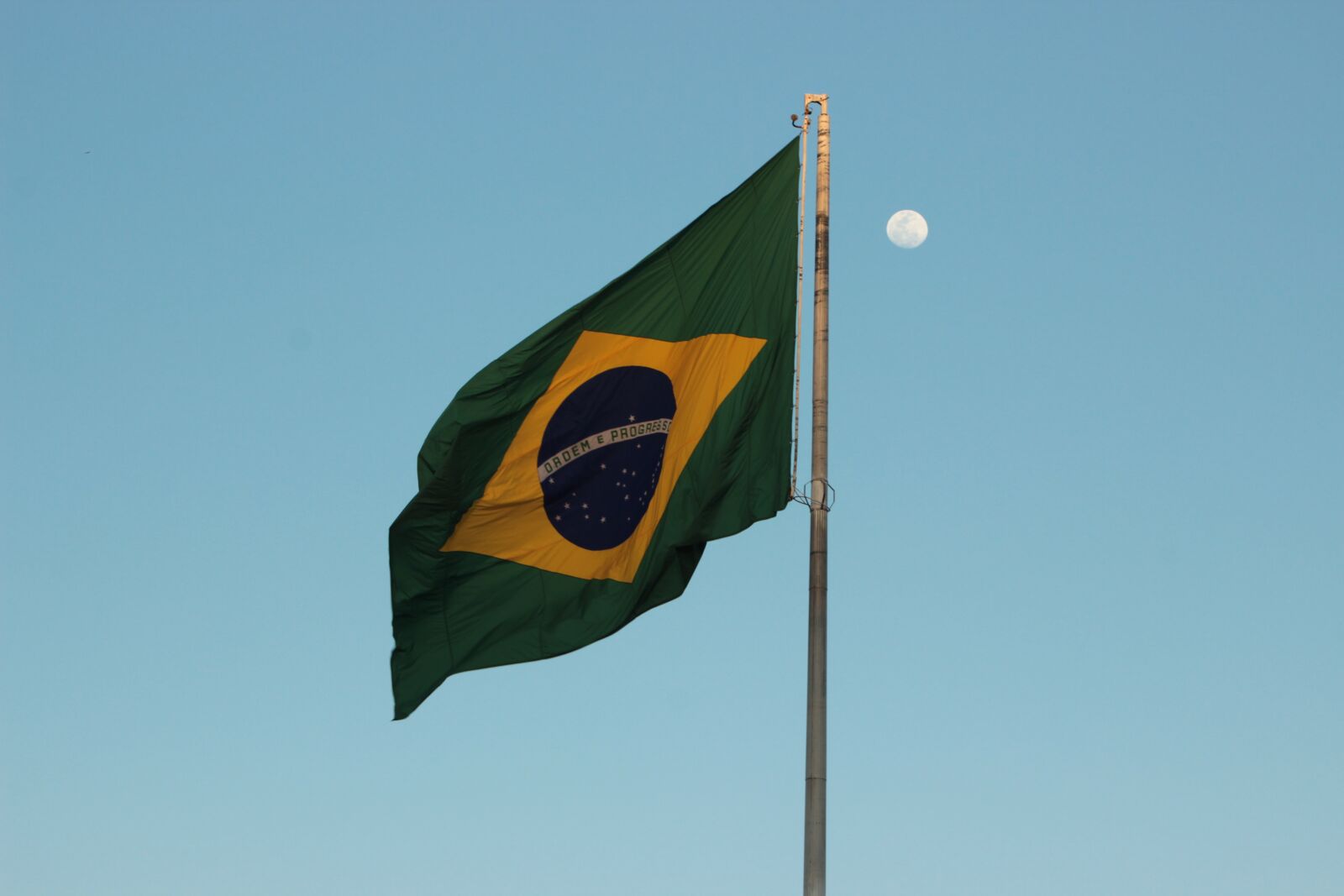 Canon EOS 600D (Rebel EOS T3i / EOS Kiss X5) sample photo. Flag, brazil, sky photography
