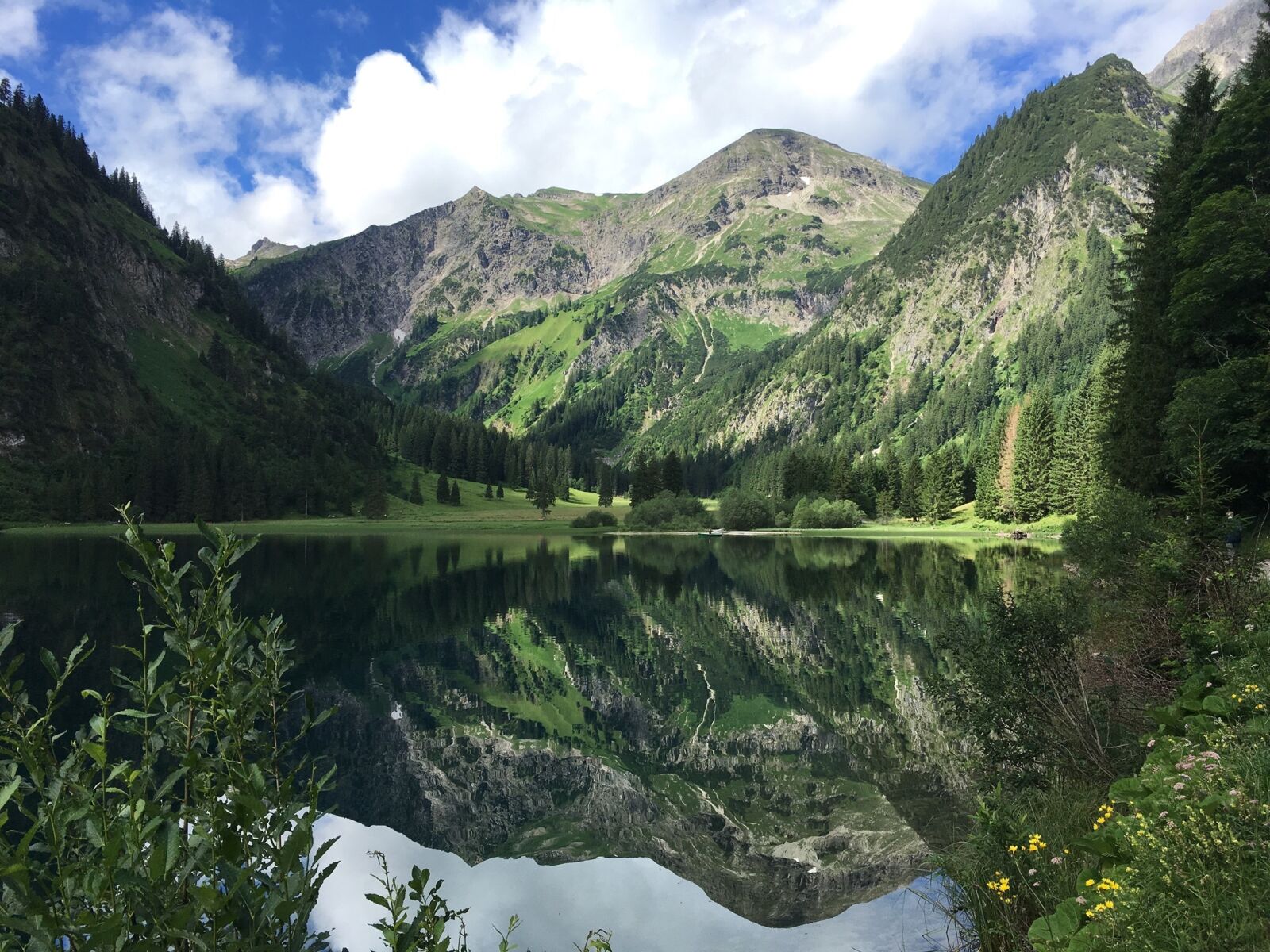 iPhone SE back camera 4.15mm f/2.2 sample photo. Vilsalpsee, mountains, bergsee photography