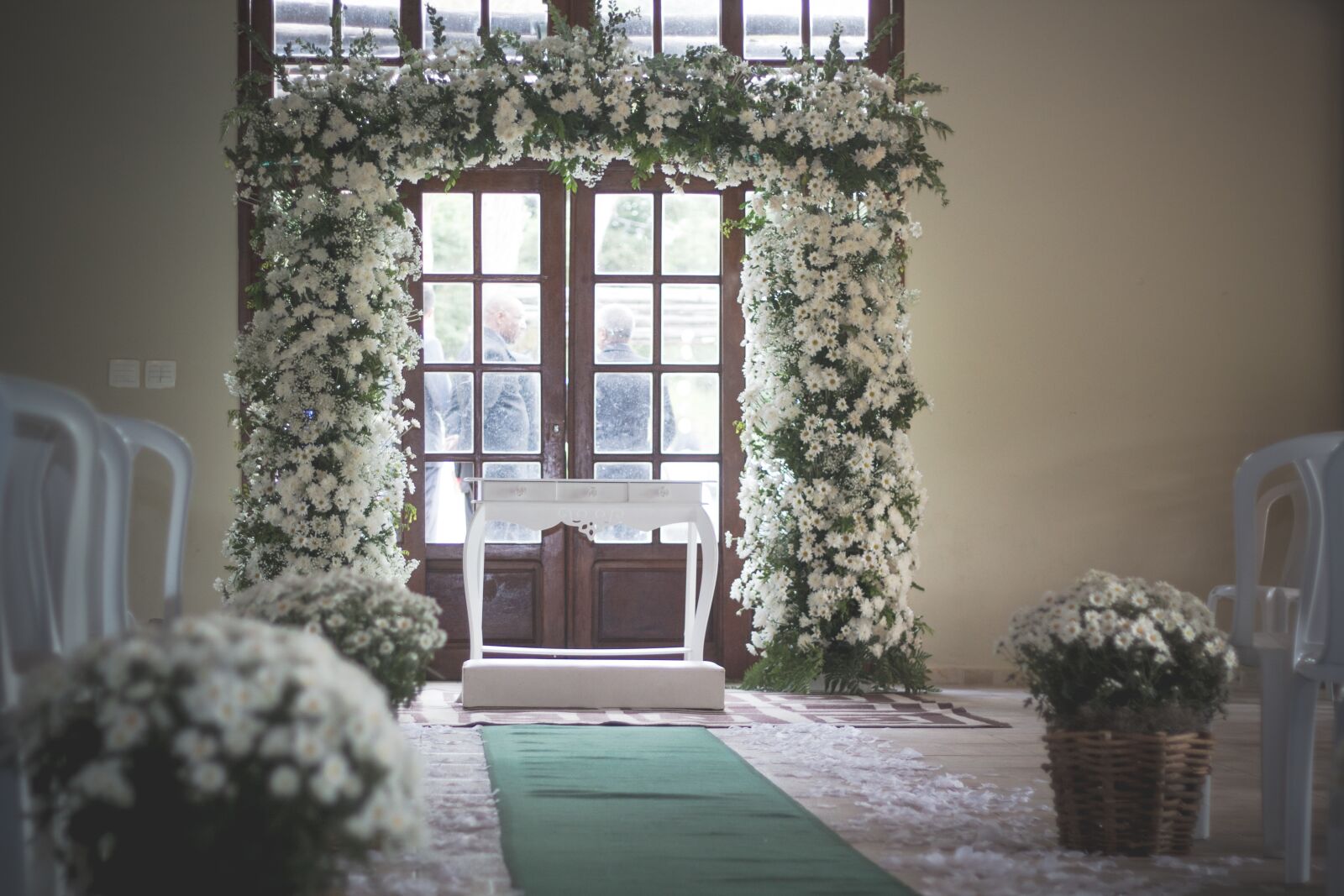 Canon EOS 60D + Canon EF 50mm F1.8 II sample photo. Floral, wedding, altar photography
