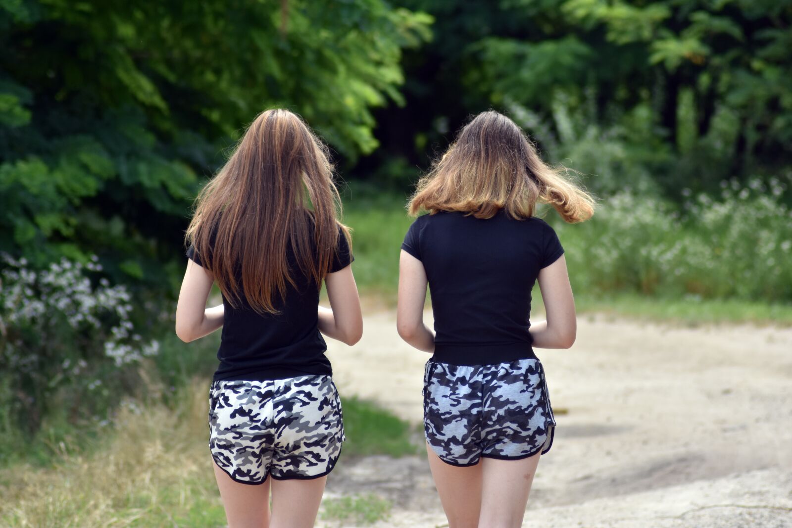Nikon D3400 sample photo. Girlfriends, young, walk photography