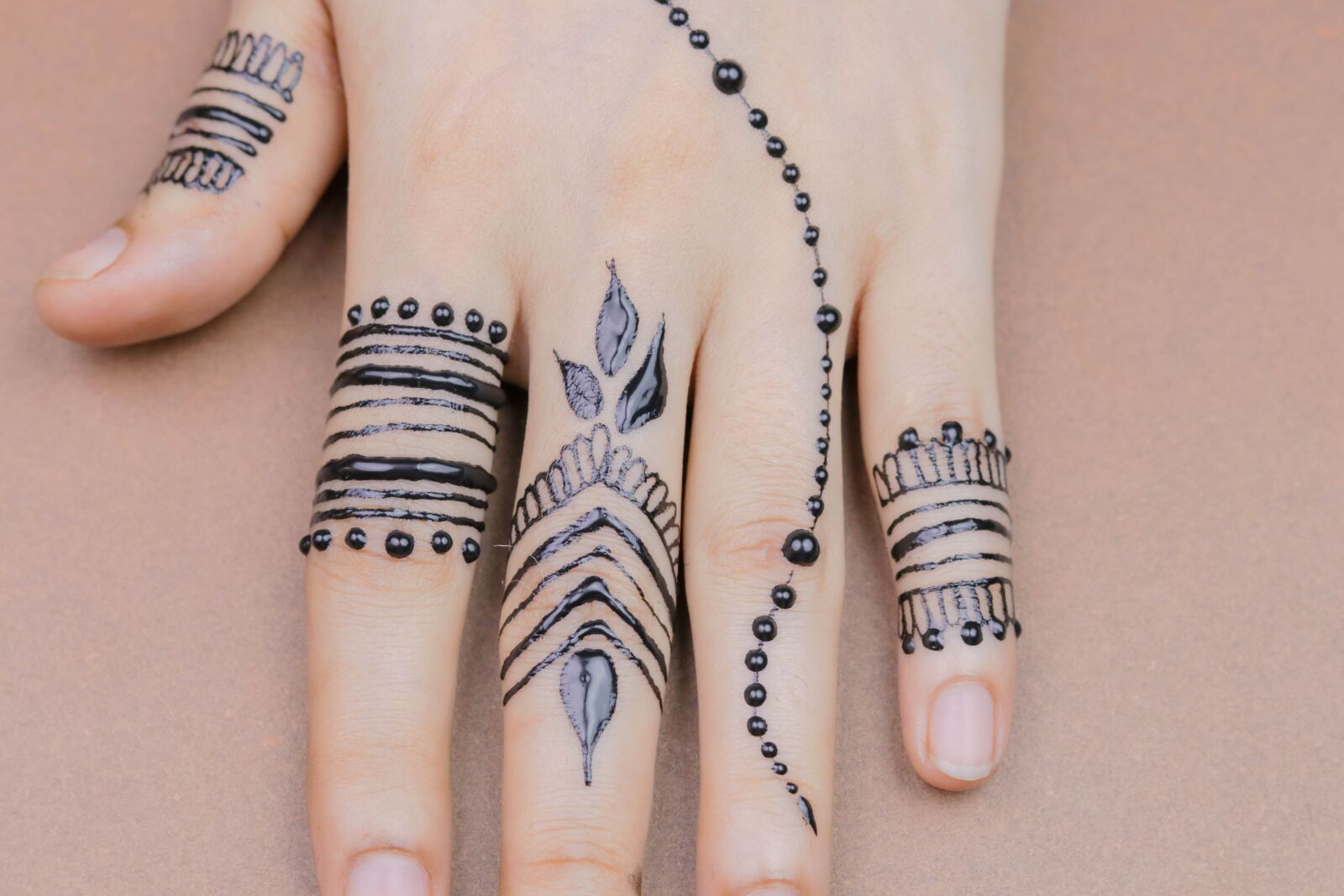 Canon EOS 80D + Canon EF 50mm F1.8 STM sample photo. Henna, hands, mehendi photography