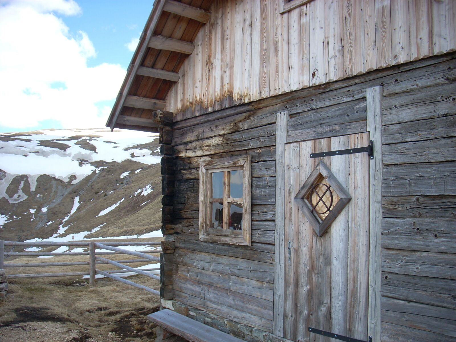 Nikon COOLPIX L11 sample photo. Hut, wood, mountains photography