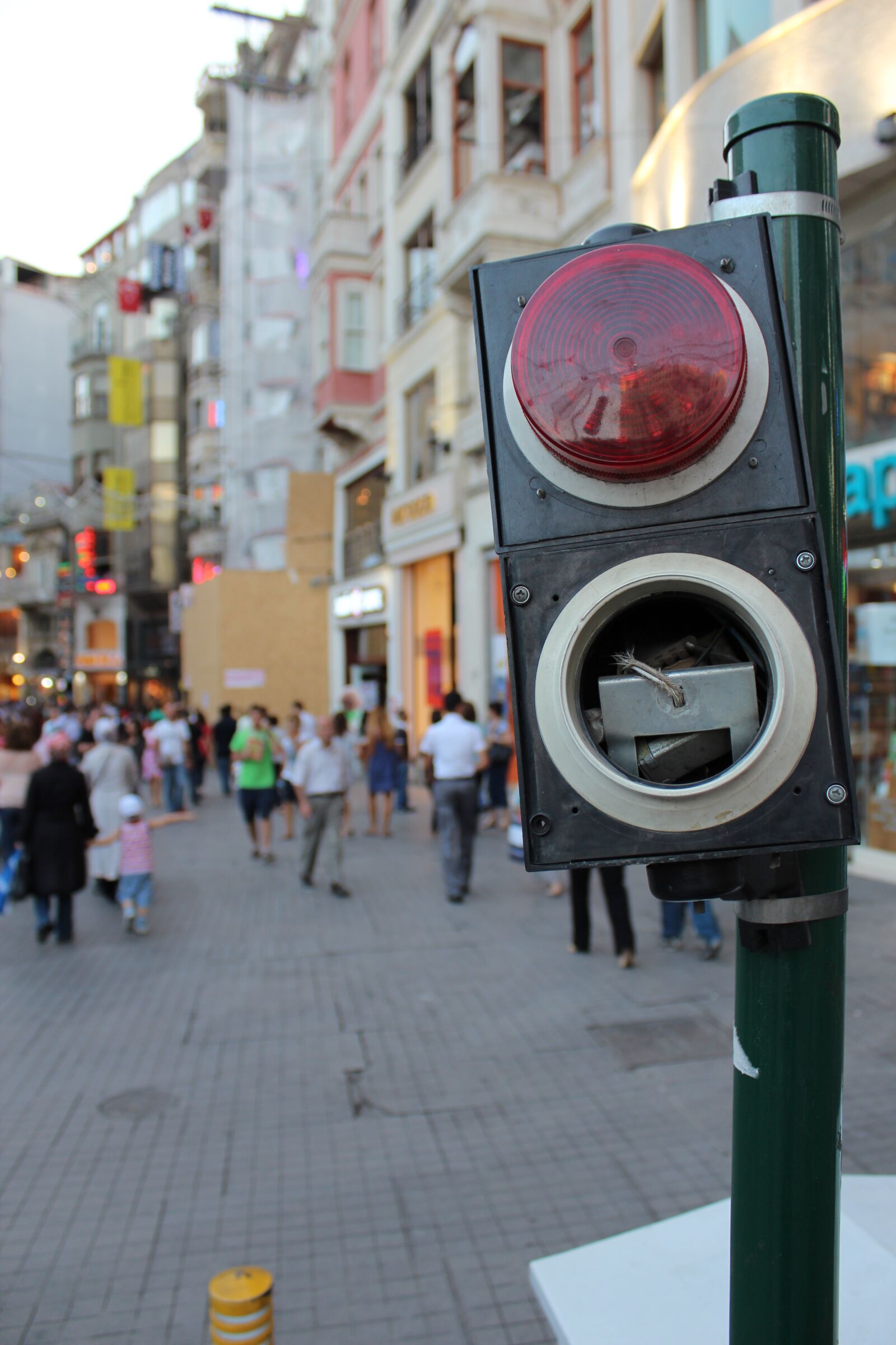 Canon EOS 600D (Rebel EOS T3i / EOS Kiss X5) sample photo. A traffic light, traffic photography