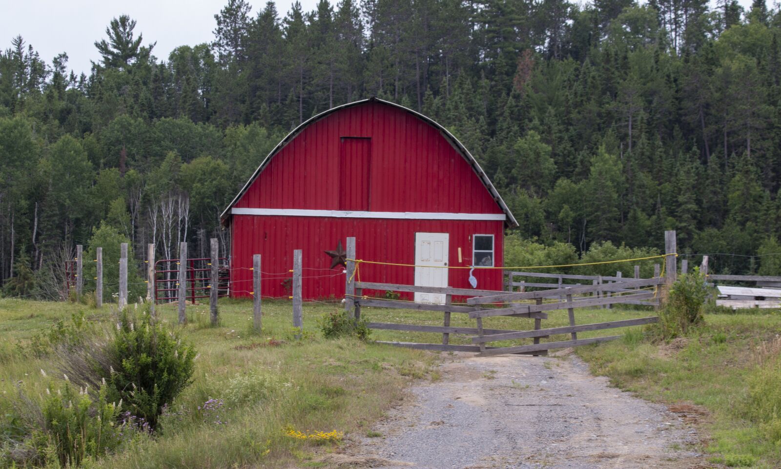 Canon EOS 70D + Canon EF 70-300mm F4-5.6 IS USM sample photo. Red barn, field, farm photography