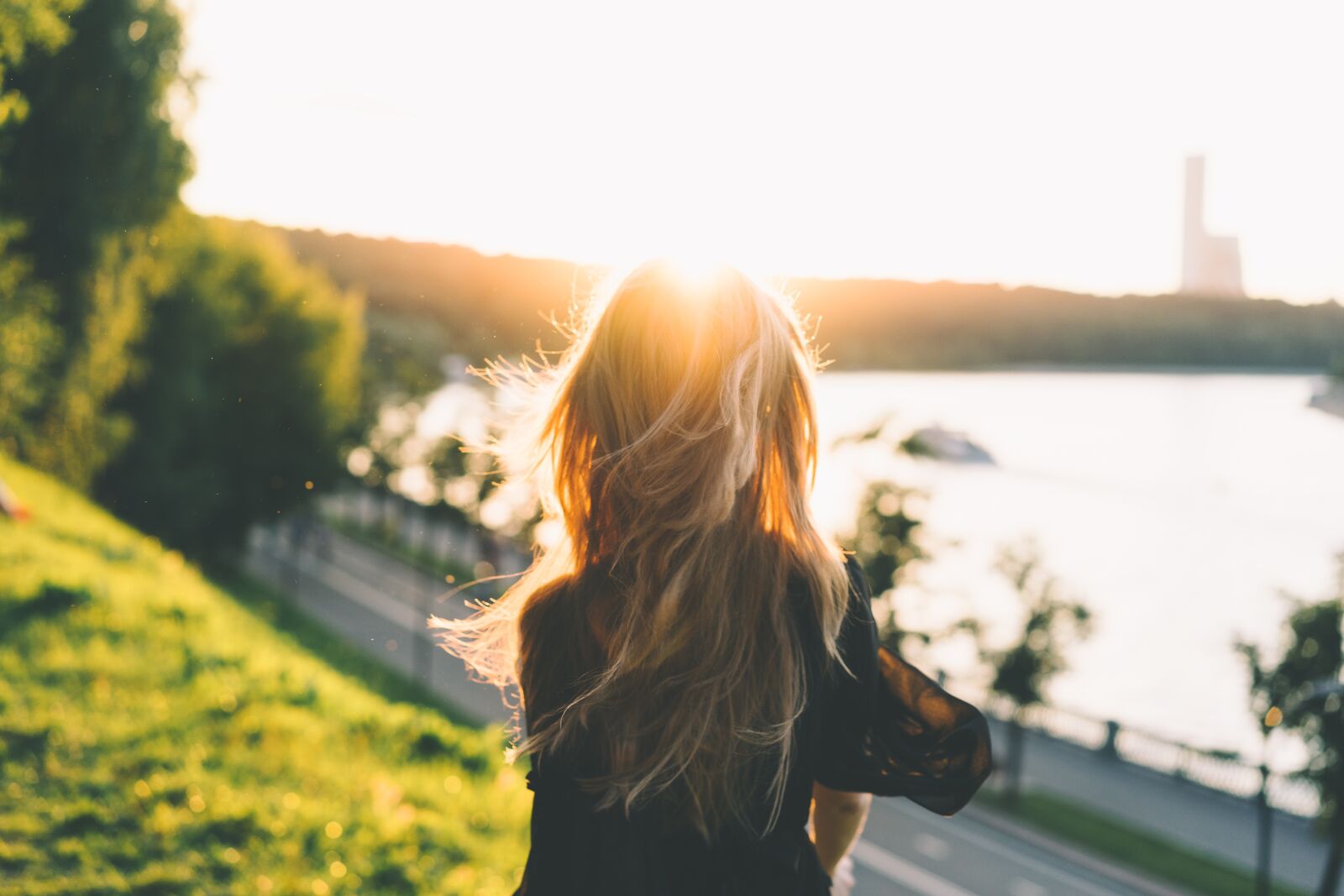 Sony a7 + Sony Sonnar T* FE 55mm F1.8 ZA sample photo. Blonde, blur, coastal road photography