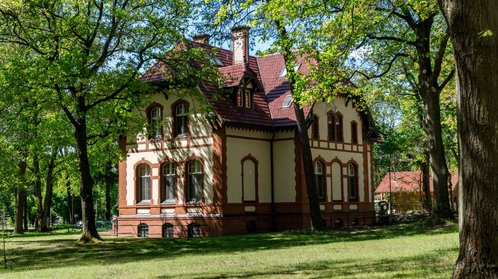 Sony Alpha a5000 (ILCE 5000) sample photo. Architecture, tree, house photography