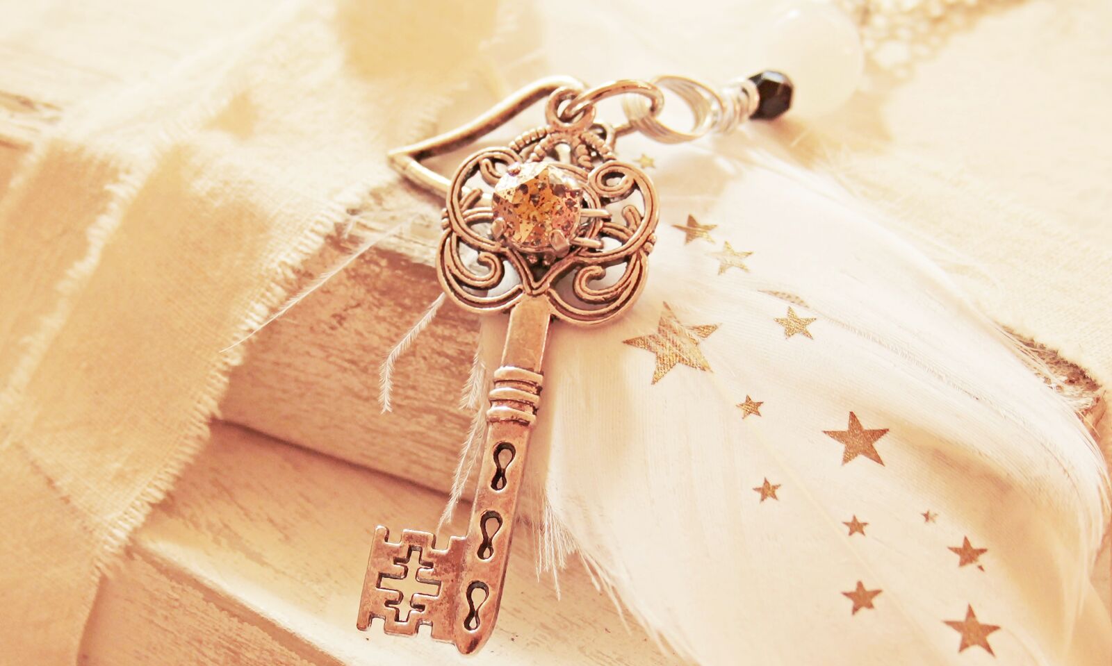 Canon EOS 100D (EOS Rebel SL1 / EOS Kiss X7) sample photo. Key, heart, feather photography