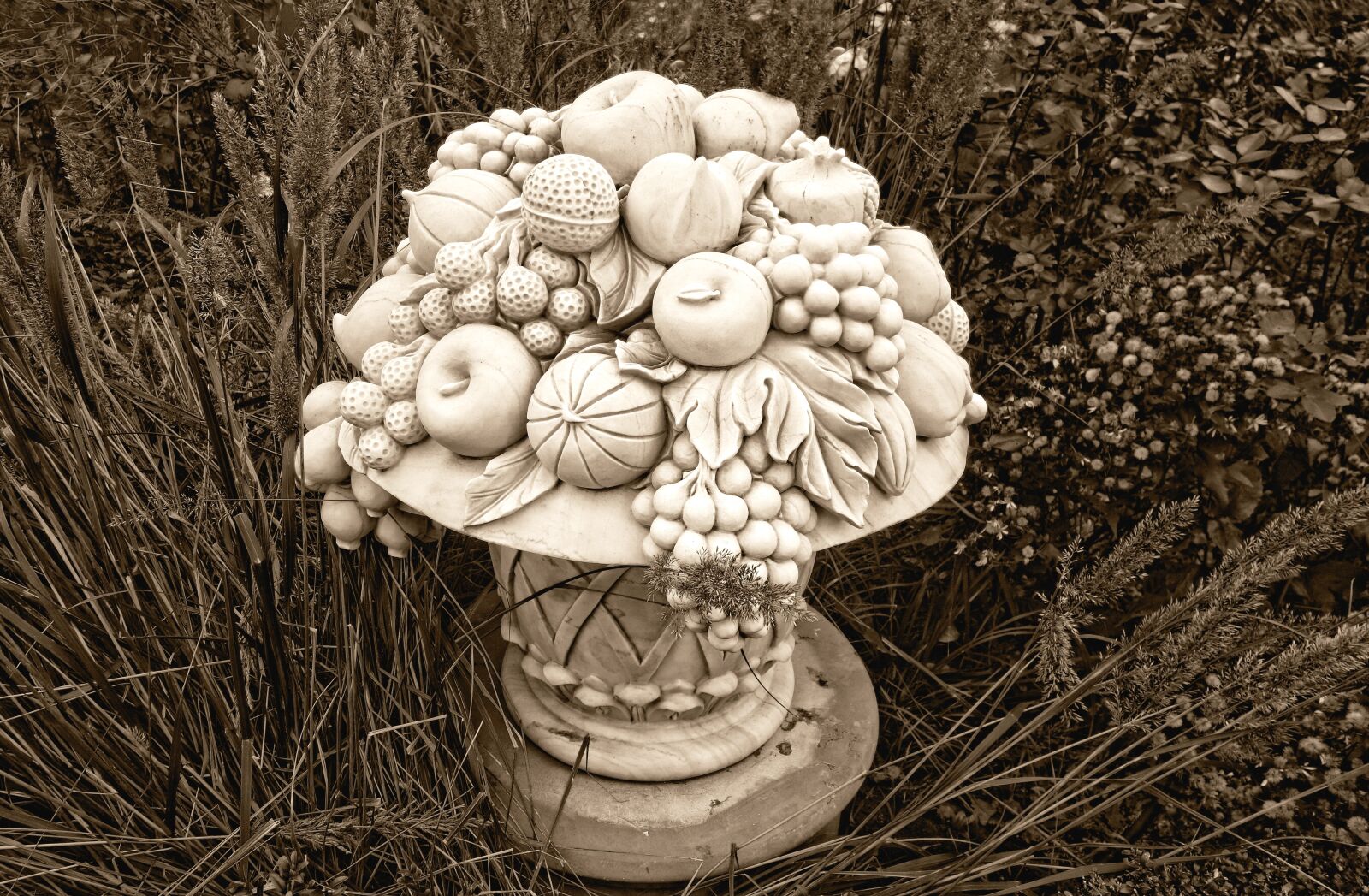 Sony Cyber-shot DSC-RX100 sample photo. Vase, stone vase, fruit photography