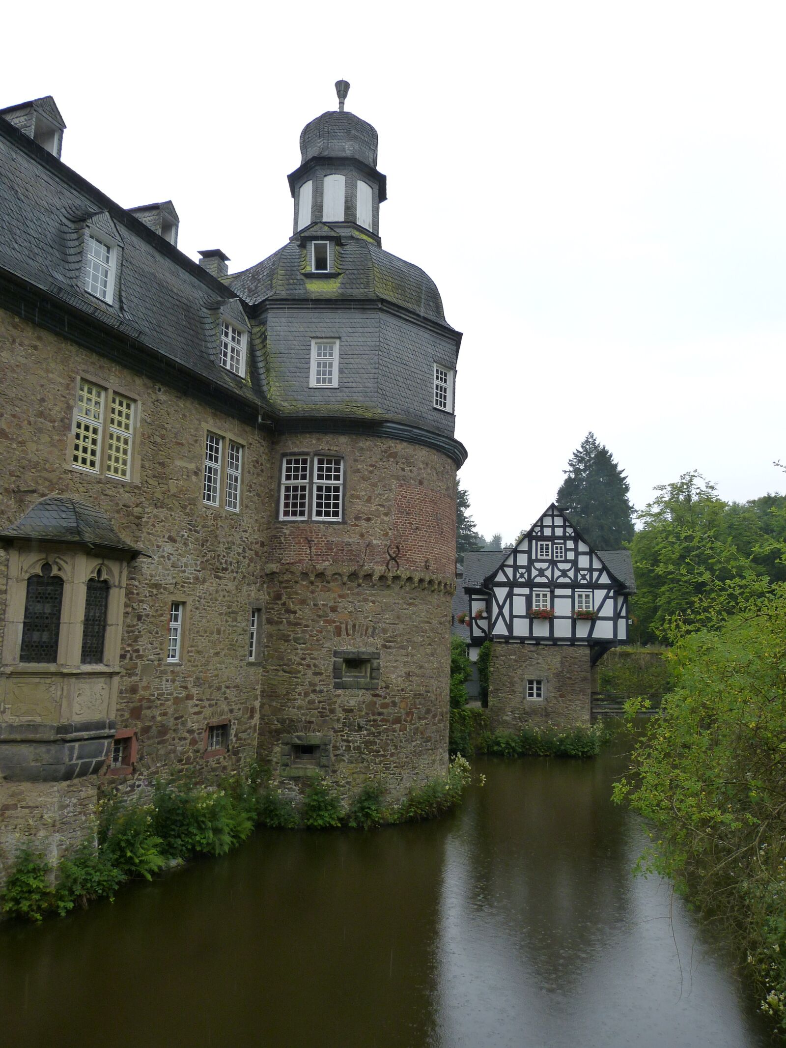 Panasonic Lumix DMC-FZ150 sample photo. Crottorf, castle, moated castle photography