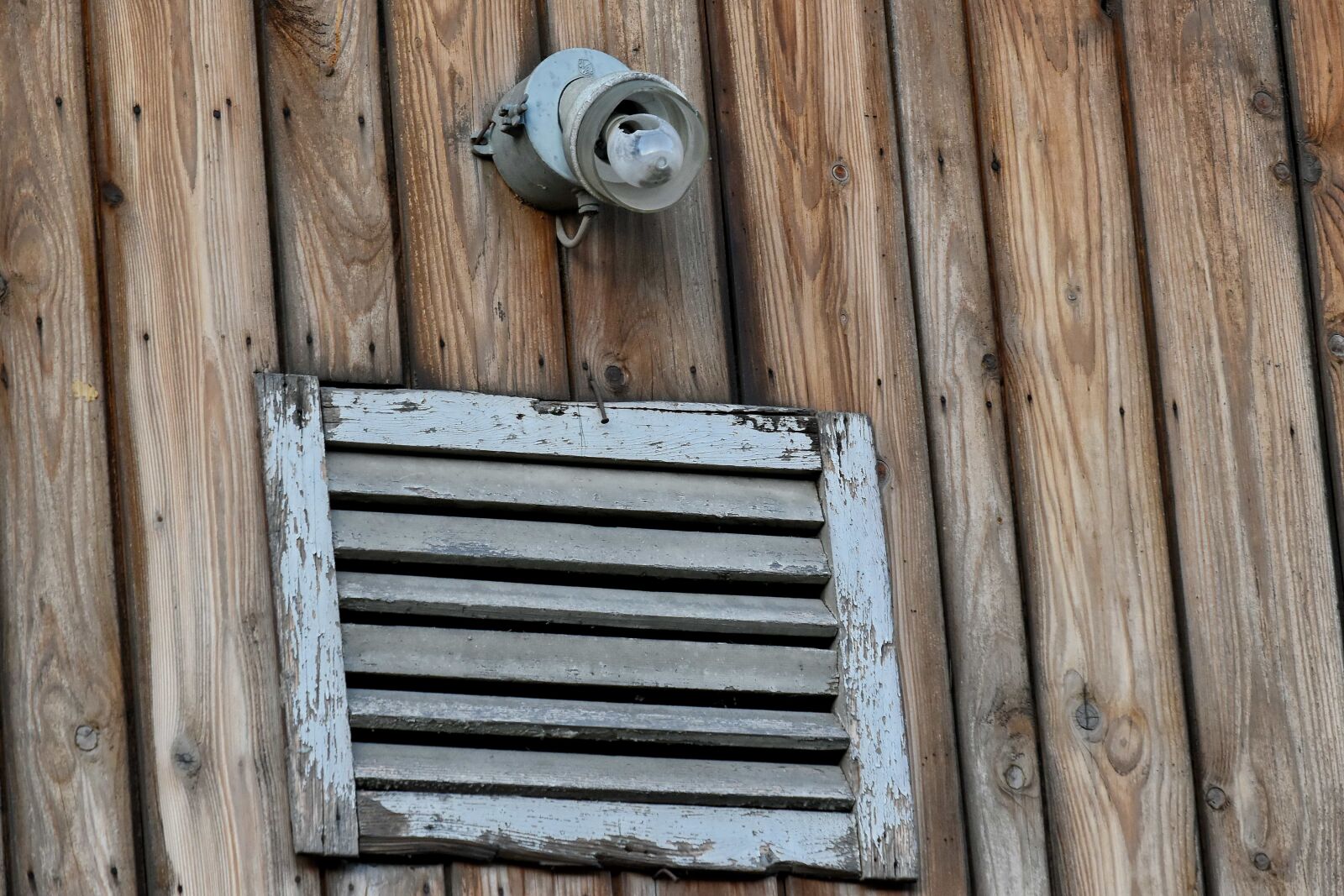 Nikon D5500 sample photo. Light bulb, rust, shed photography