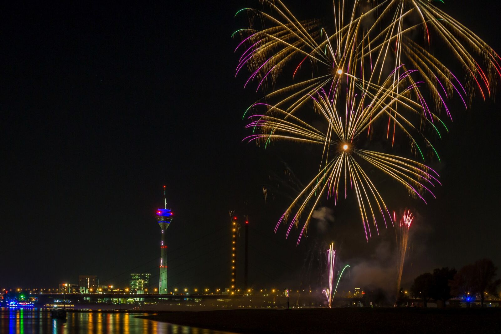Canon EOS 700D (EOS Rebel T5i / EOS Kiss X7i) sample photo. Düsseldorf, night, rhine photography