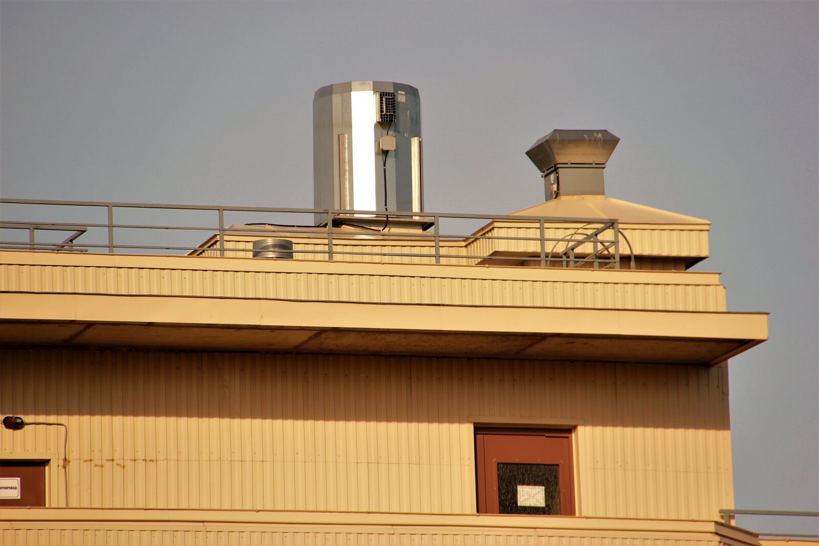 Canon EOS 550D (EOS Rebel T2i / EOS Kiss X4) sample photo. Roof, house, arhitecture photography