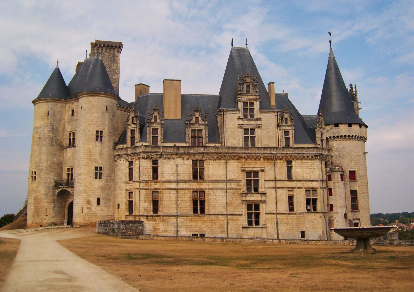 Samsung L700 sample photo. Castle, france, rochefoucauld photography