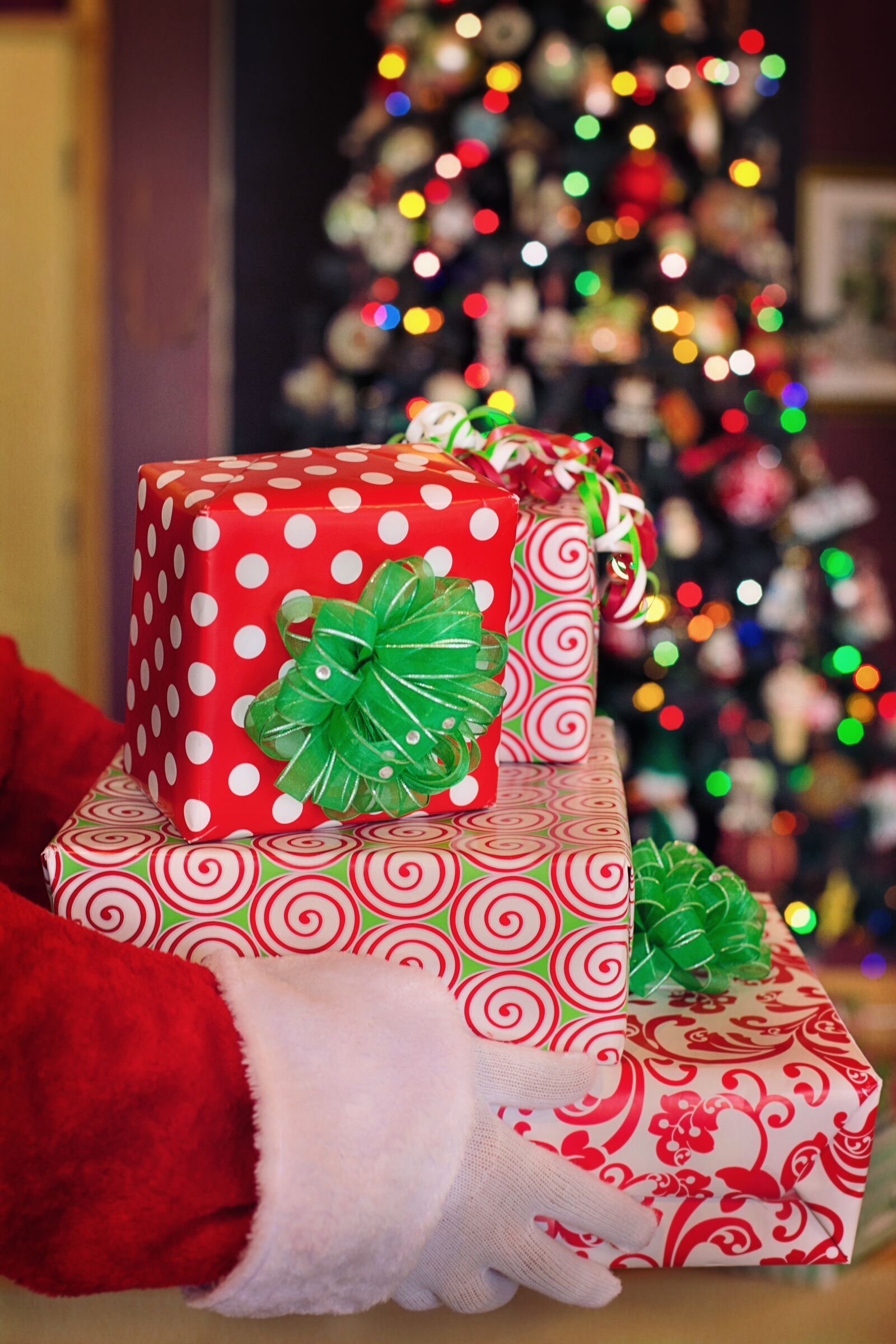 Canon EF 50mm F1.4 USM sample photo. Santa claus, santa, gifts photography
