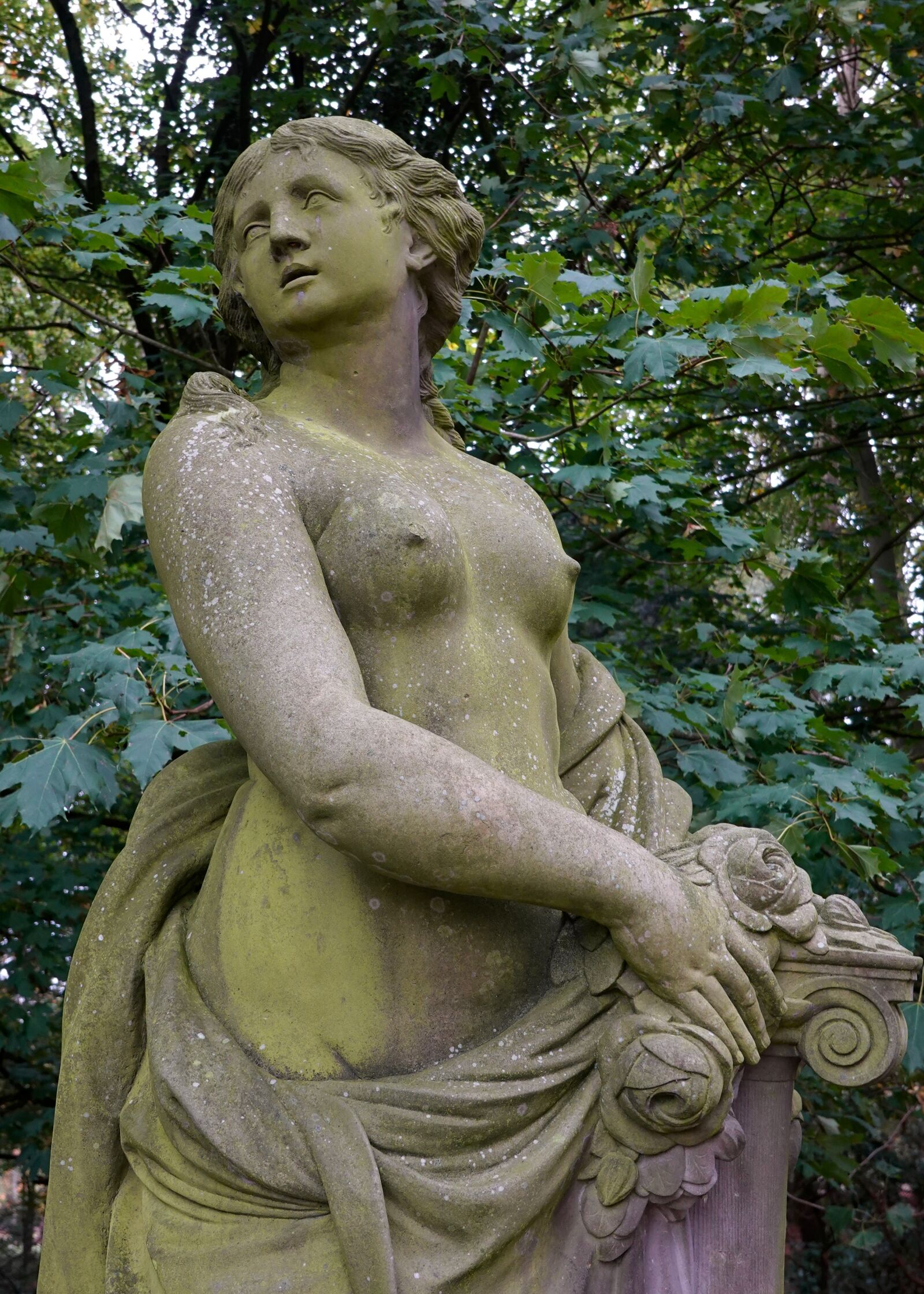 Sony Cyber-shot DSC-RX100 VI sample photo. Statue, woman, green photography