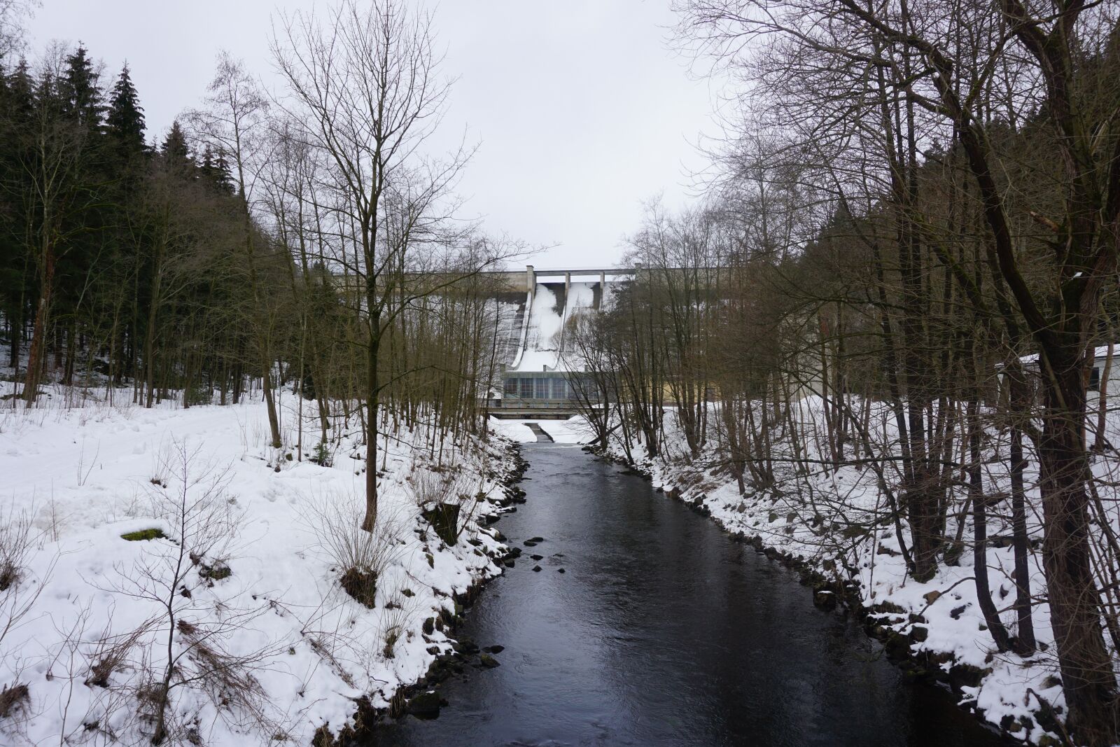 Sony E 16-50mm F3.5-5.6 PZ OSS sample photo. Snow, dam, nature photography