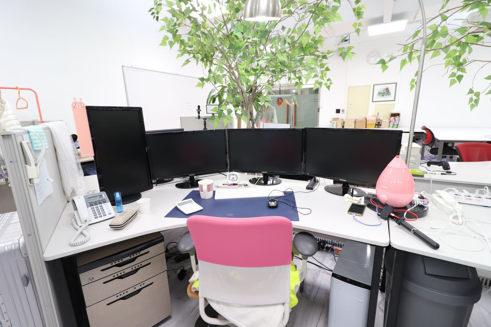 Canon EOS 200D (EOS Rebel SL2 / EOS Kiss X9) sample photo. Office, shopping, furniture photography