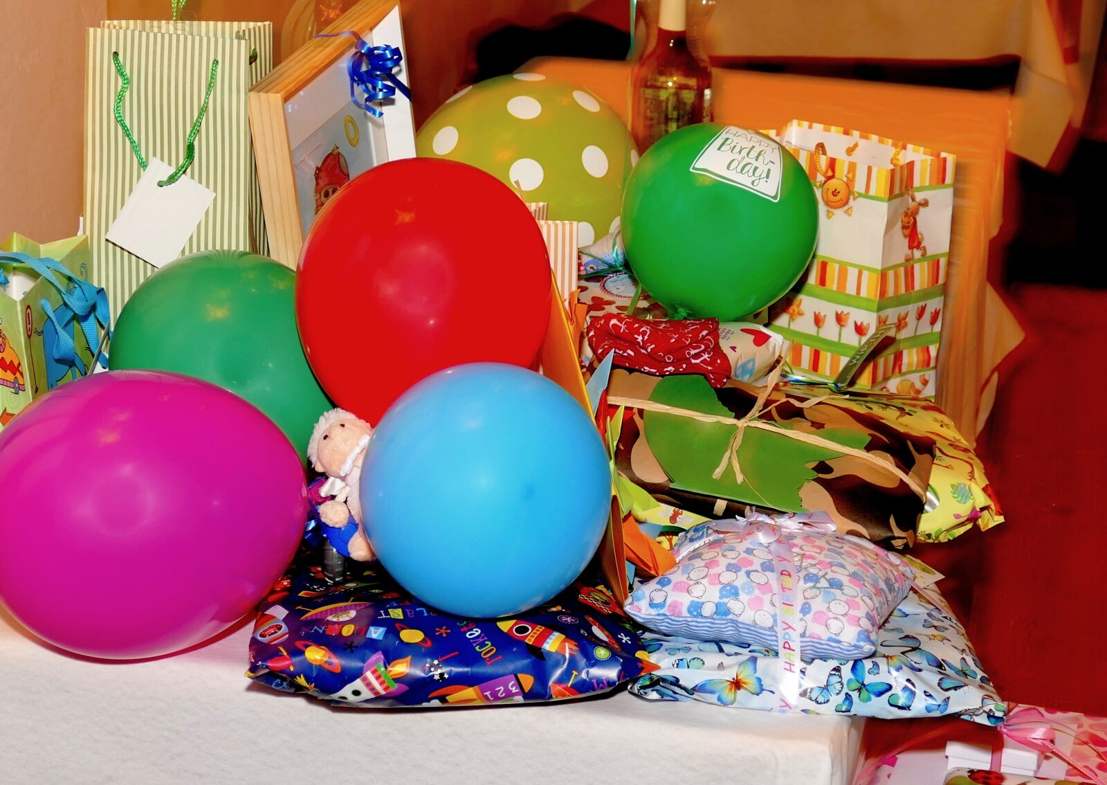 Panasonic Lumix DMC-FZ1000 sample photo. Gifts, birthday, packed photography