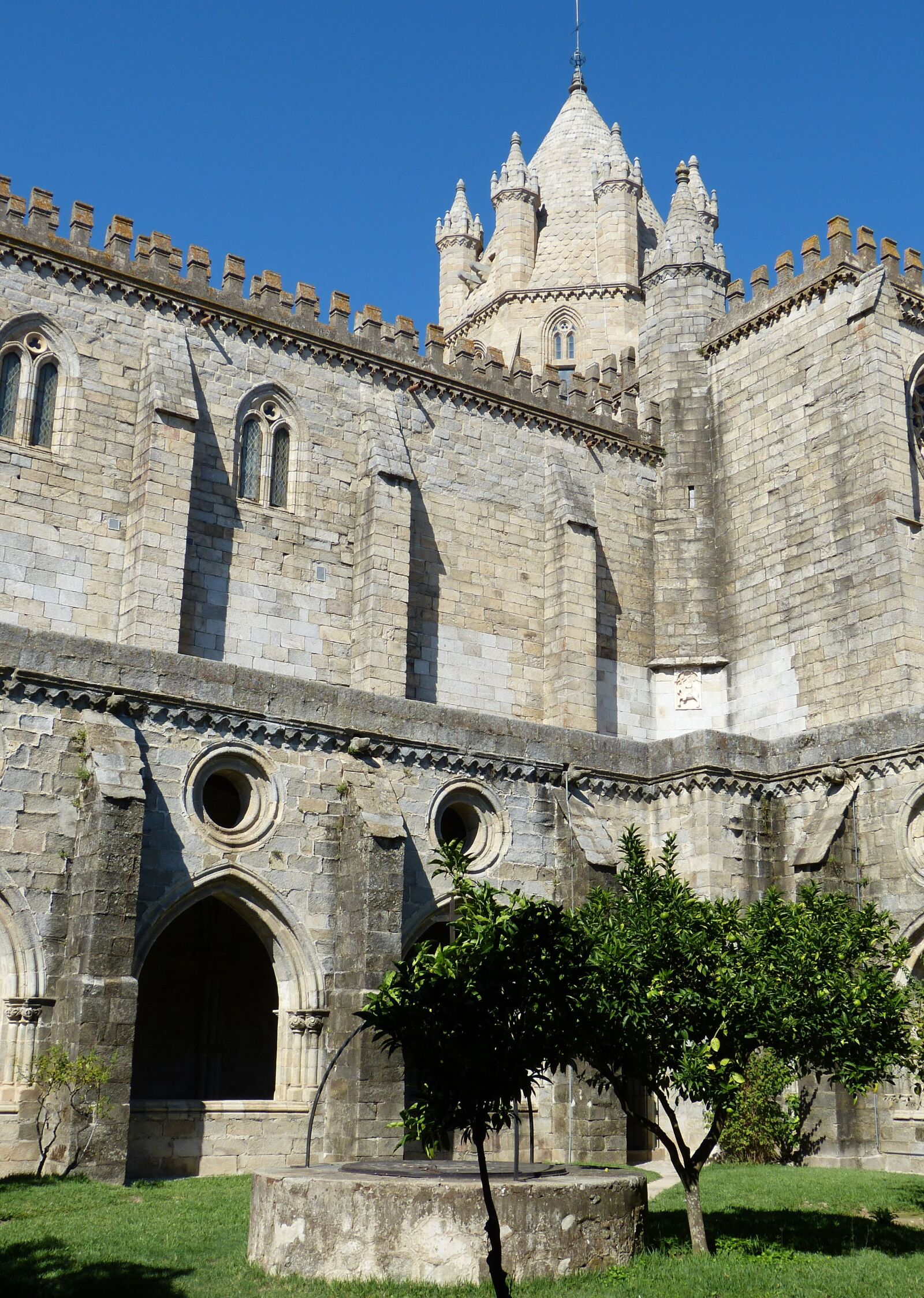 Panasonic Lumix DMC-FZ150 sample photo. Evora, portugal, historic center photography