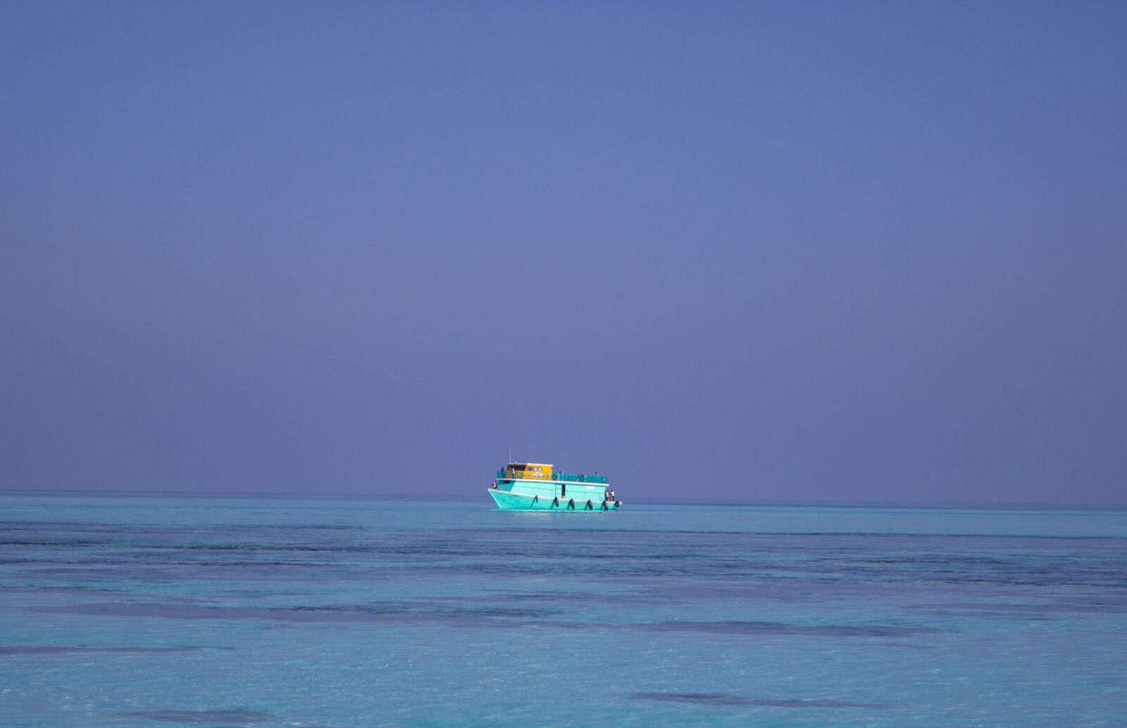 Canon EOS 600D (Rebel EOS T3i / EOS Kiss X5) sample photo. Blue boat at sea photography