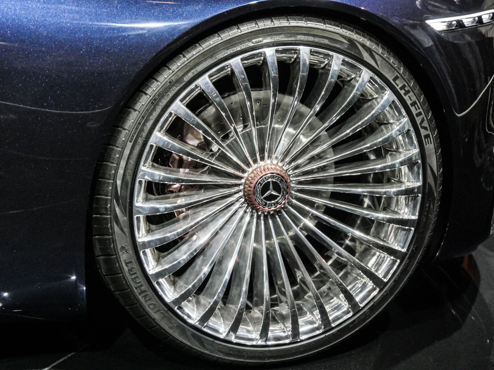 Panasonic Lumix DMC-GX8 sample photo. Wheel, rim, metal photography