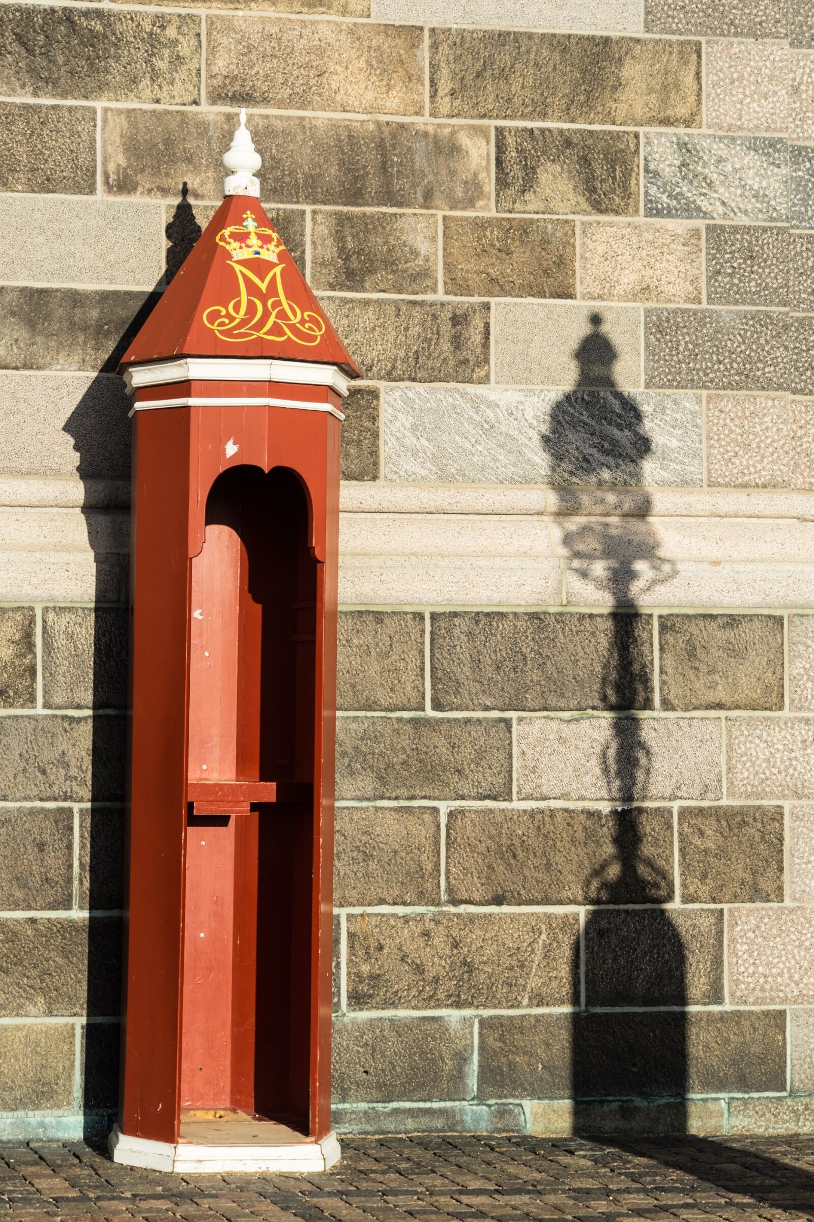 Sony a7 + Sony FE 24-240mm F3.5-6.3 OSS sample photo. Sentry box, shadow, lamp photography