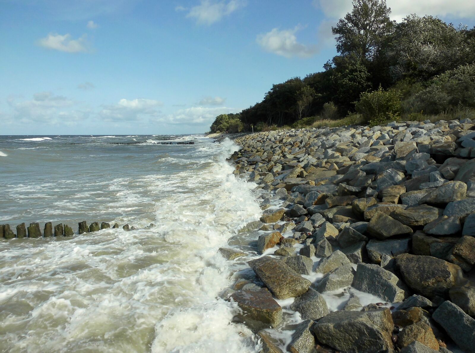 MEDION MD86824 sample photo. Baltic sea, wave, stone photography