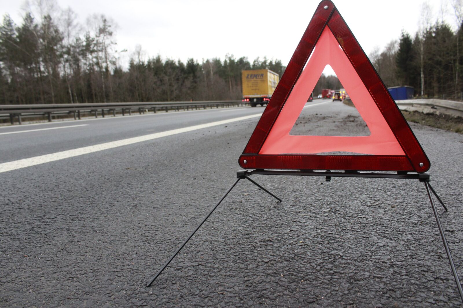 Canon EOS 600D (Rebel EOS T3i / EOS Kiss X5) sample photo. Warning triangle, accident, highway photography