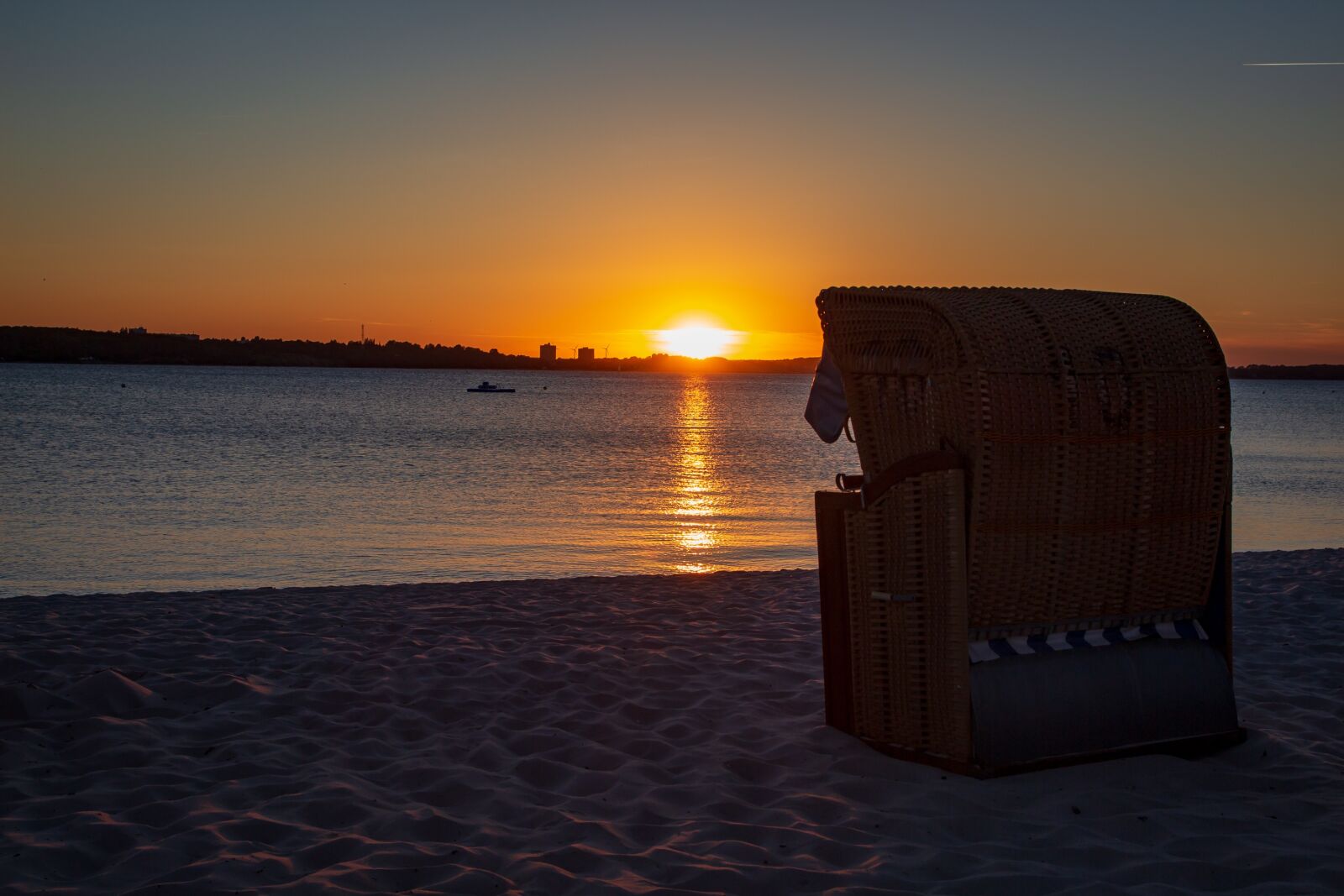 Canon EOS 700D (EOS Rebel T5i / EOS Kiss X7i) sample photo. Sunset, summer, laboe photography