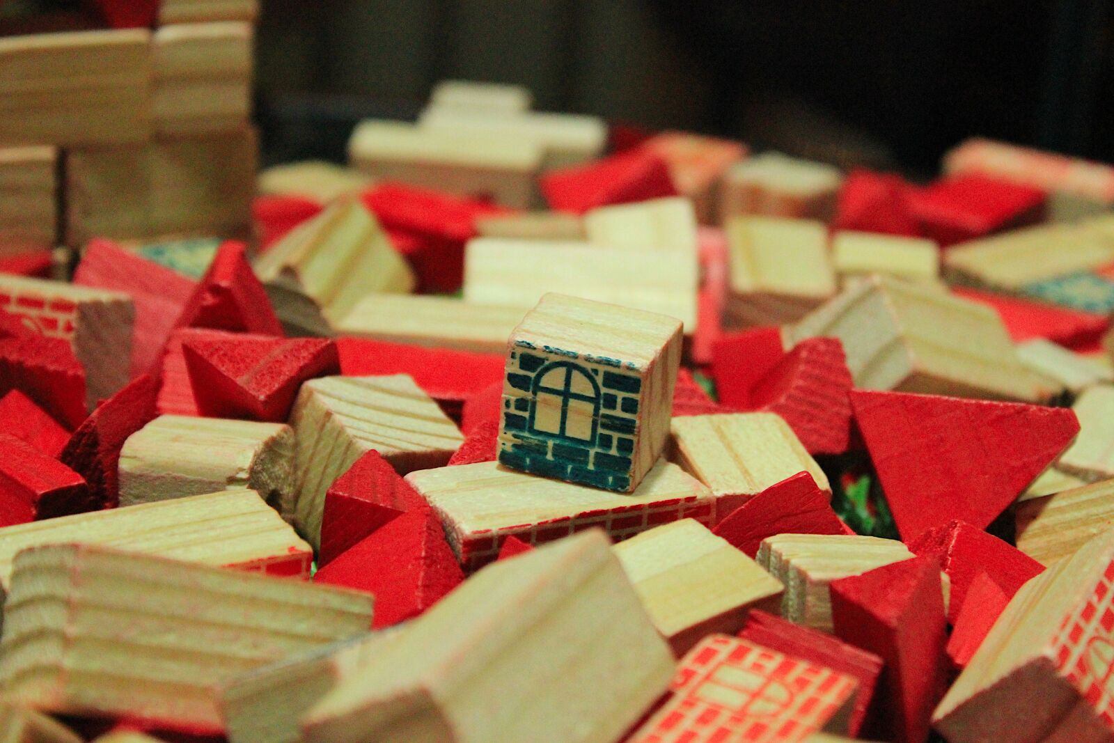 Canon EOS 1200D (EOS Rebel T5 / EOS Kiss X70 / EOS Hi) sample photo. Toy, construction, blocks photography