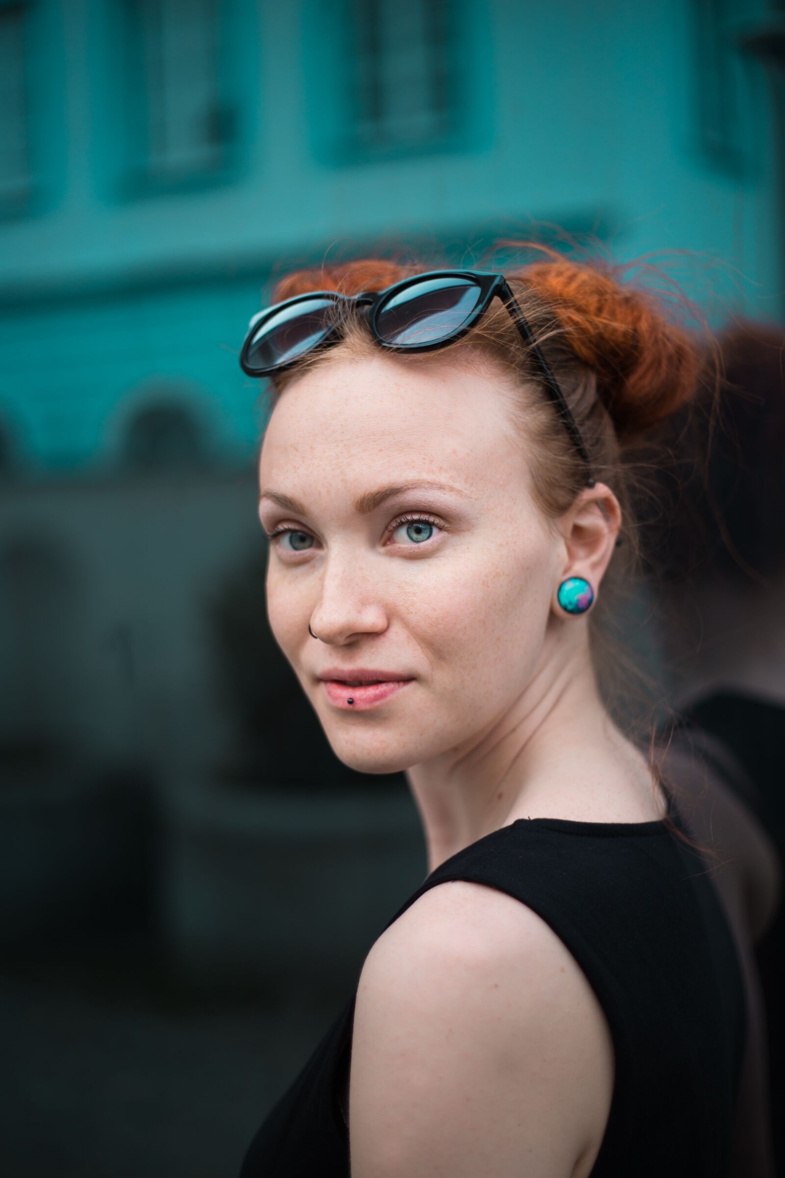Canon EF 50mm F1.8 II sample photo. Girl, reflection, turquoise photography