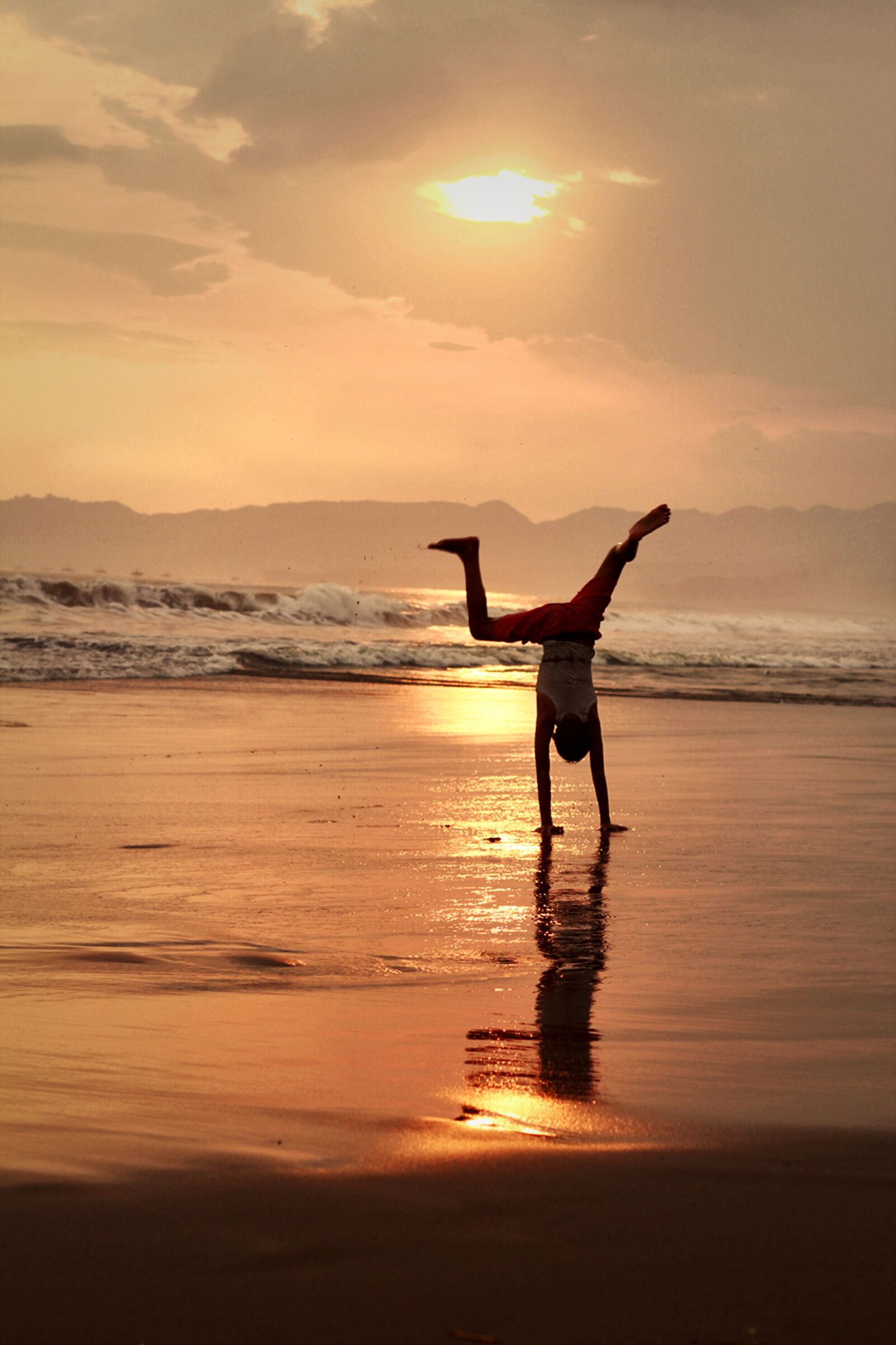 Canon EOS 60D + Canon EF 50mm F1.8 II sample photo. Beach, child, play photography