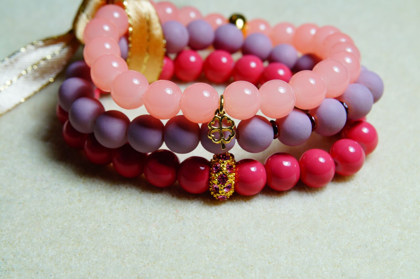 Sony DT 18-55mm F3.5-5.6 SAM II sample photo. Bracelet, beads, pink photography