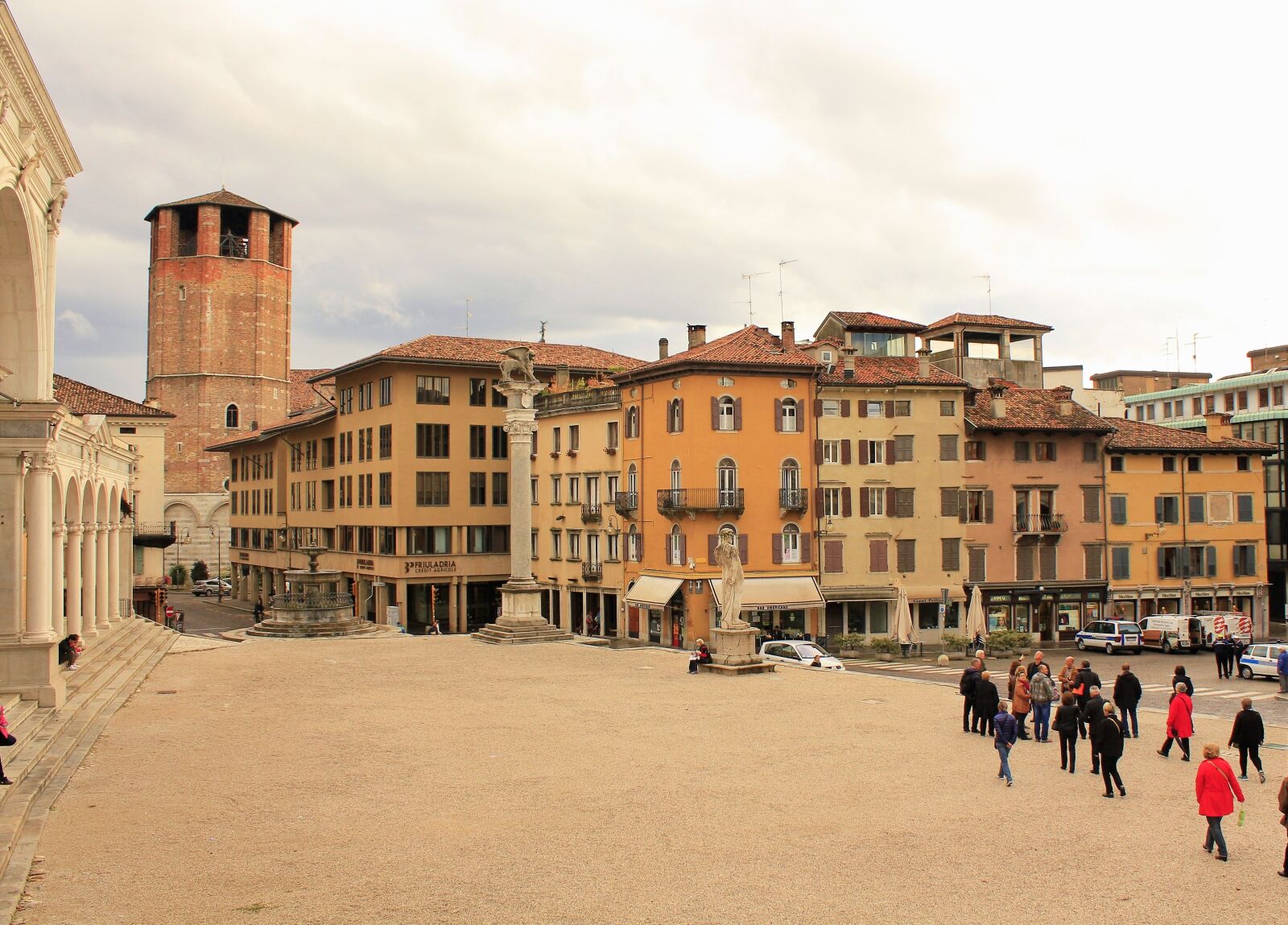 Canon EOS 550D (EOS Rebel T2i / EOS Kiss X4) sample photo. Udine, hauptplatz, space photography