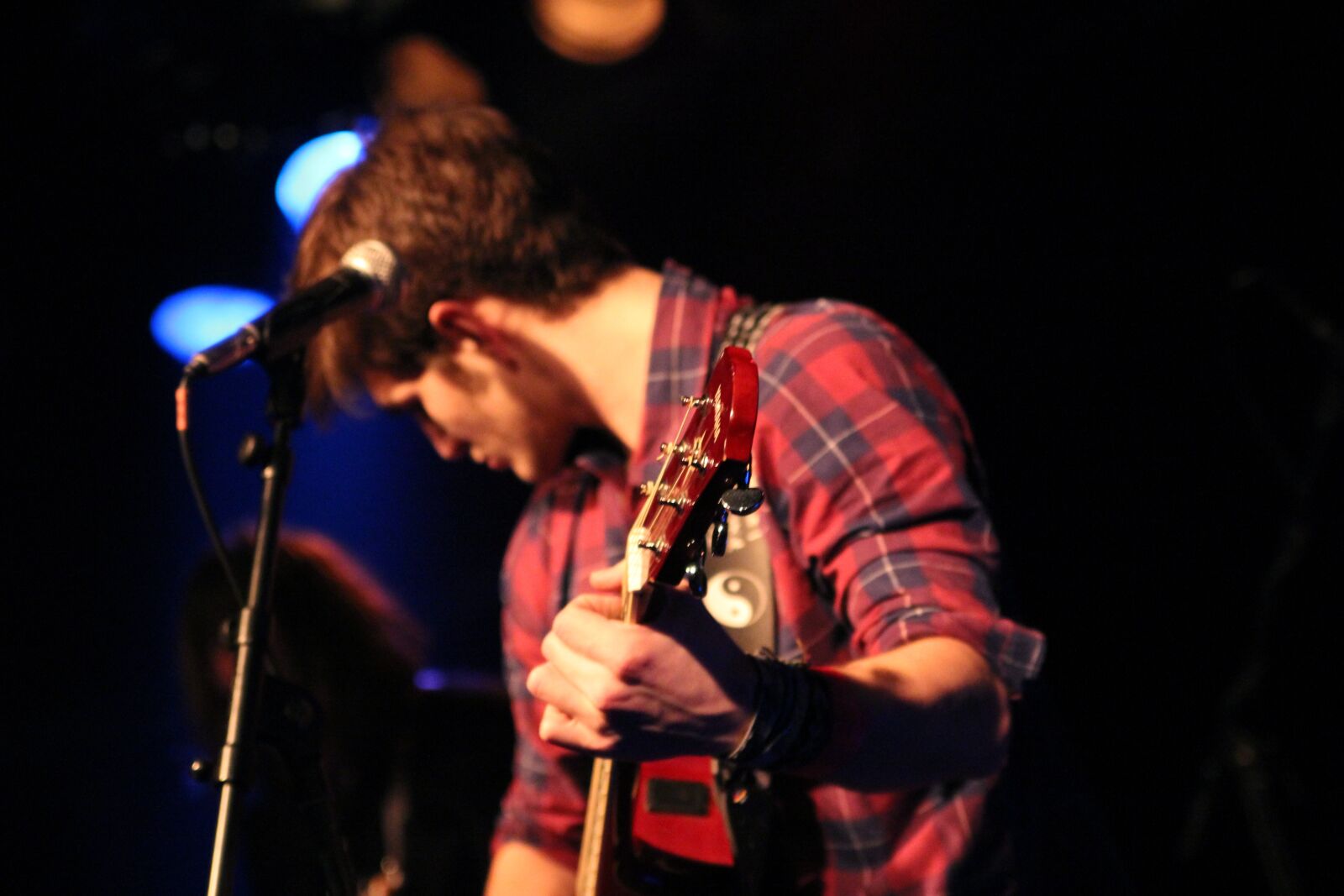 Canon EOS 600D (Rebel EOS T3i / EOS Kiss X5) sample photo. Singer, musician, microphone photography