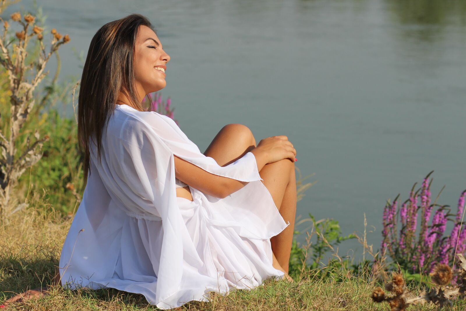 Canon EOS 700D (EOS Rebel T5i / EOS Kiss X7i) + Canon EF 85mm F1.8 USM sample photo. Girl, lake, dress photography