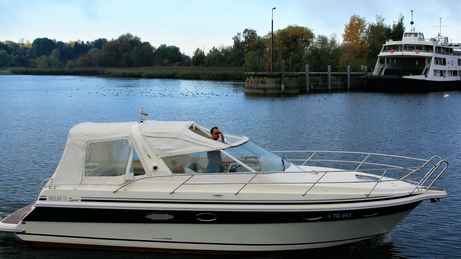 Canon EOS 400D (EOS Digital Rebel XTi / EOS Kiss Digital X) sample photo. Motorboat, boat, the waterfront photography