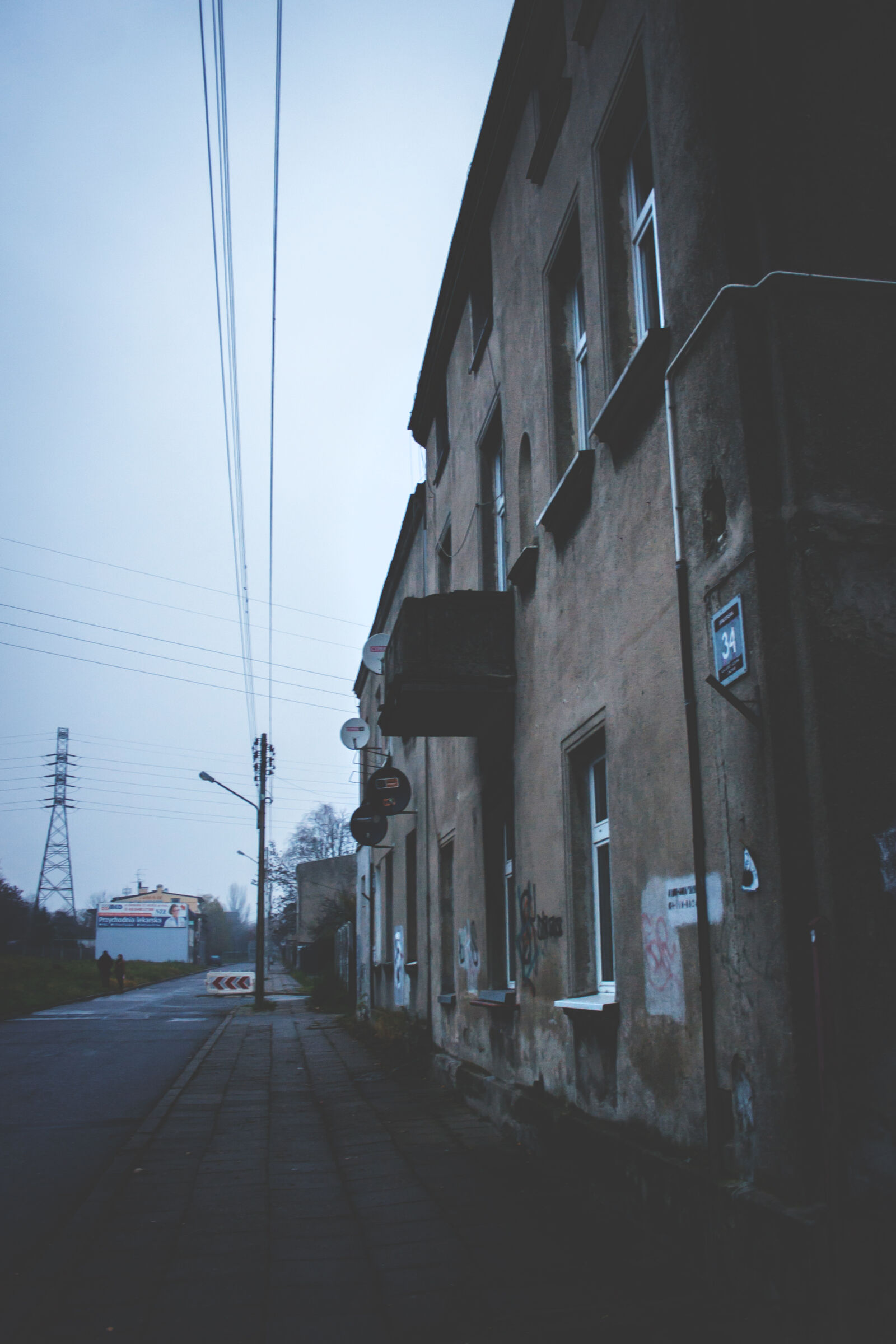 Canon EF-S 18-55mm F3.5-5.6 II sample photo. Tenement, house, street photography