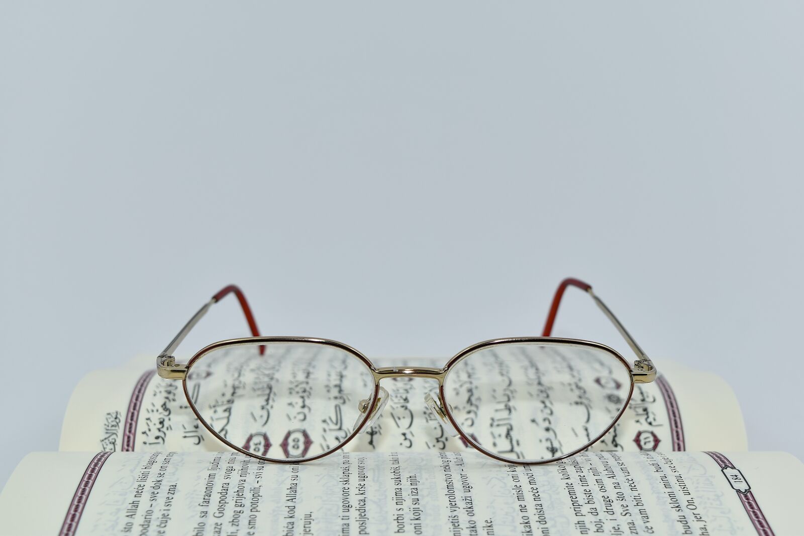 Nikon D5500 sample photo. Arabic, eyeglasses, language, learning photography
