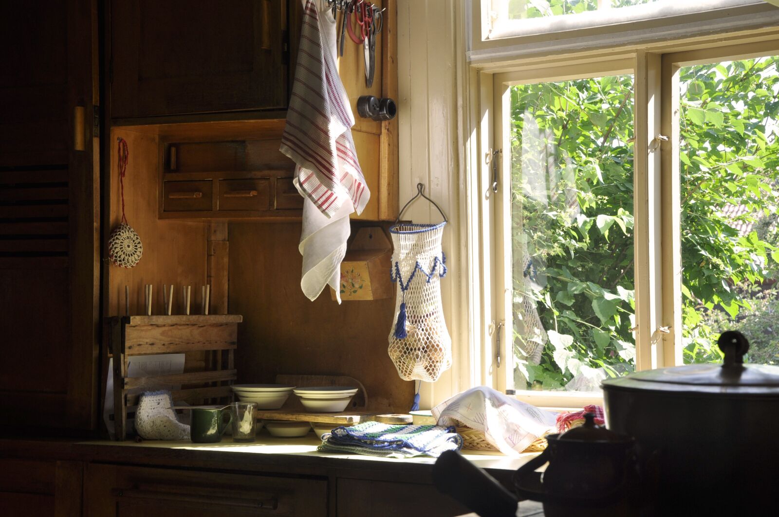 Nikon D90 sample photo. Window, under the roof photography