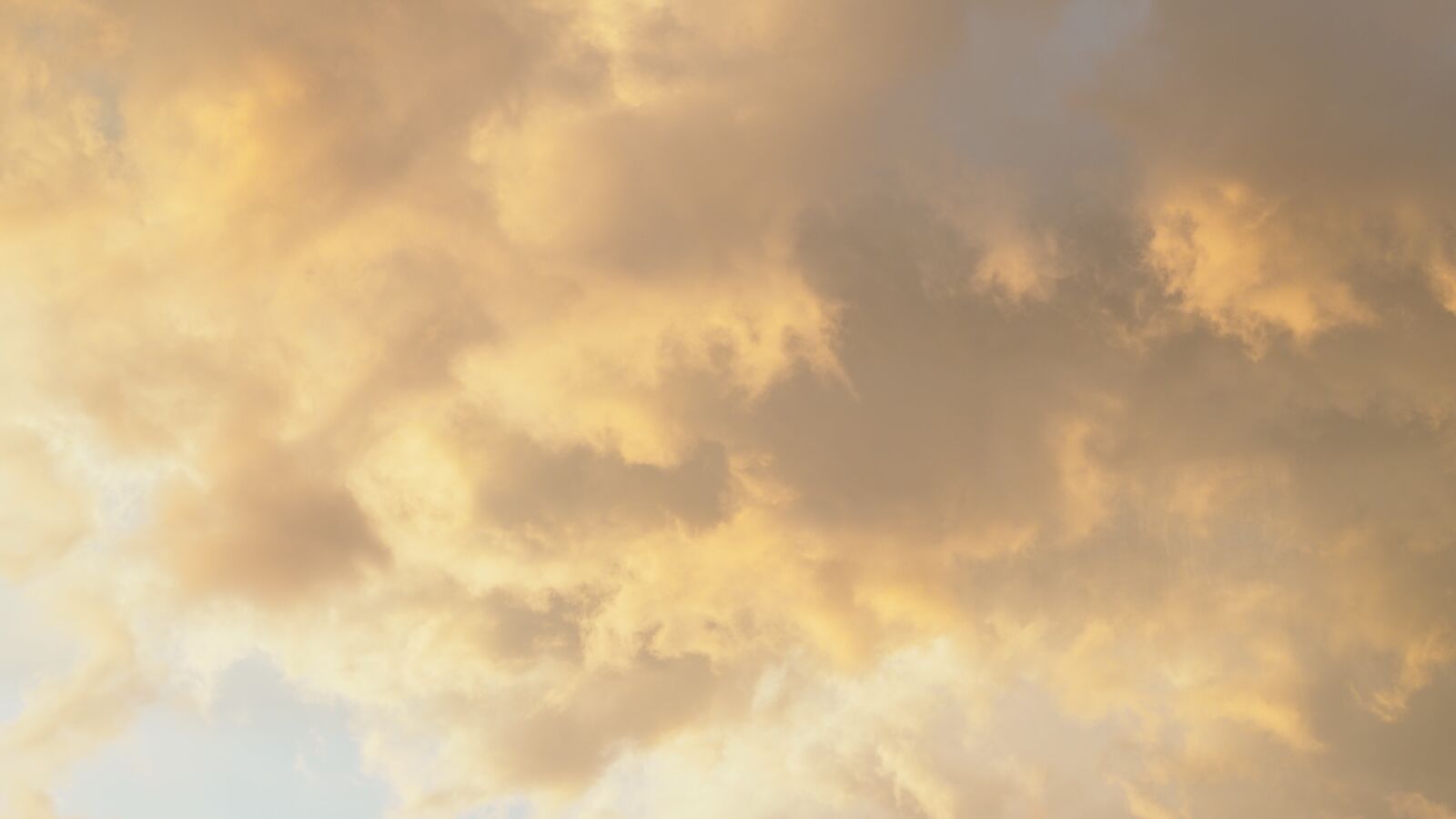 Olympus OM-D E-M10 III + Olympus M.Zuiko Digital 45mm F1.8 sample photo. Clouds, sunset, beige photography