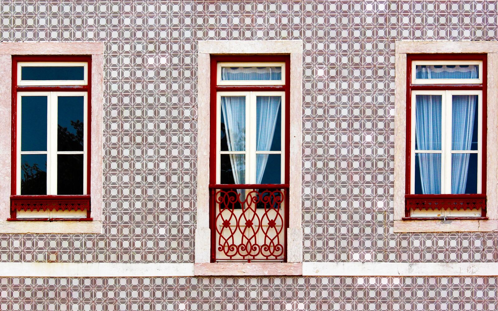 Canon EF-S 55-250mm F4-5.6 IS STM sample photo. Portugal, lisbon, window photography