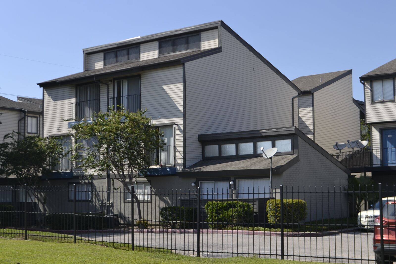 Nikon D3100 sample photo. Houston texas apartment complex photography