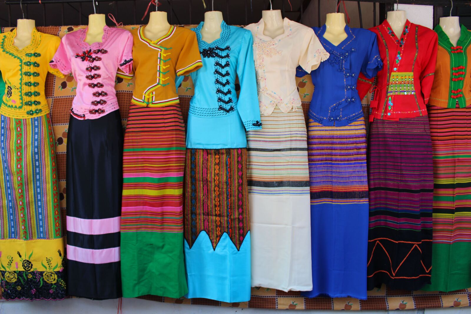 Canon EOS 700D (EOS Rebel T5i / EOS Kiss X7i) sample photo. Dresses, thai style, thai photography